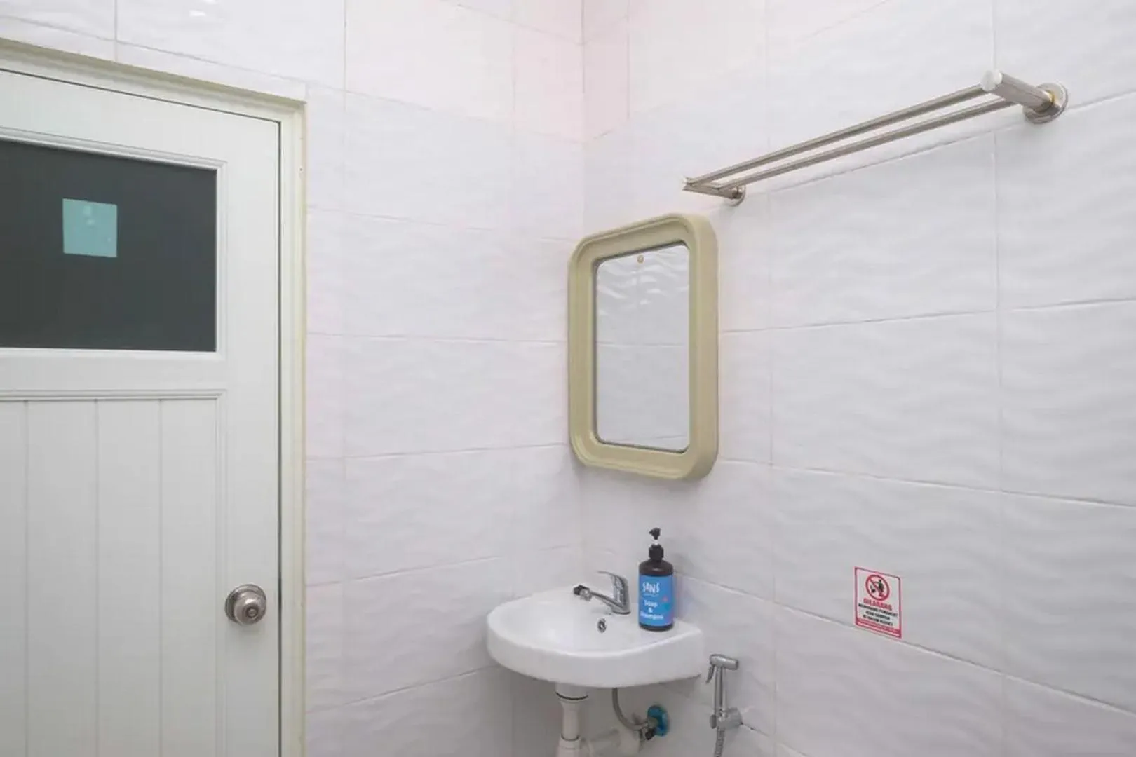 Bathroom in Sans Hotel City Park Medoho Semarang