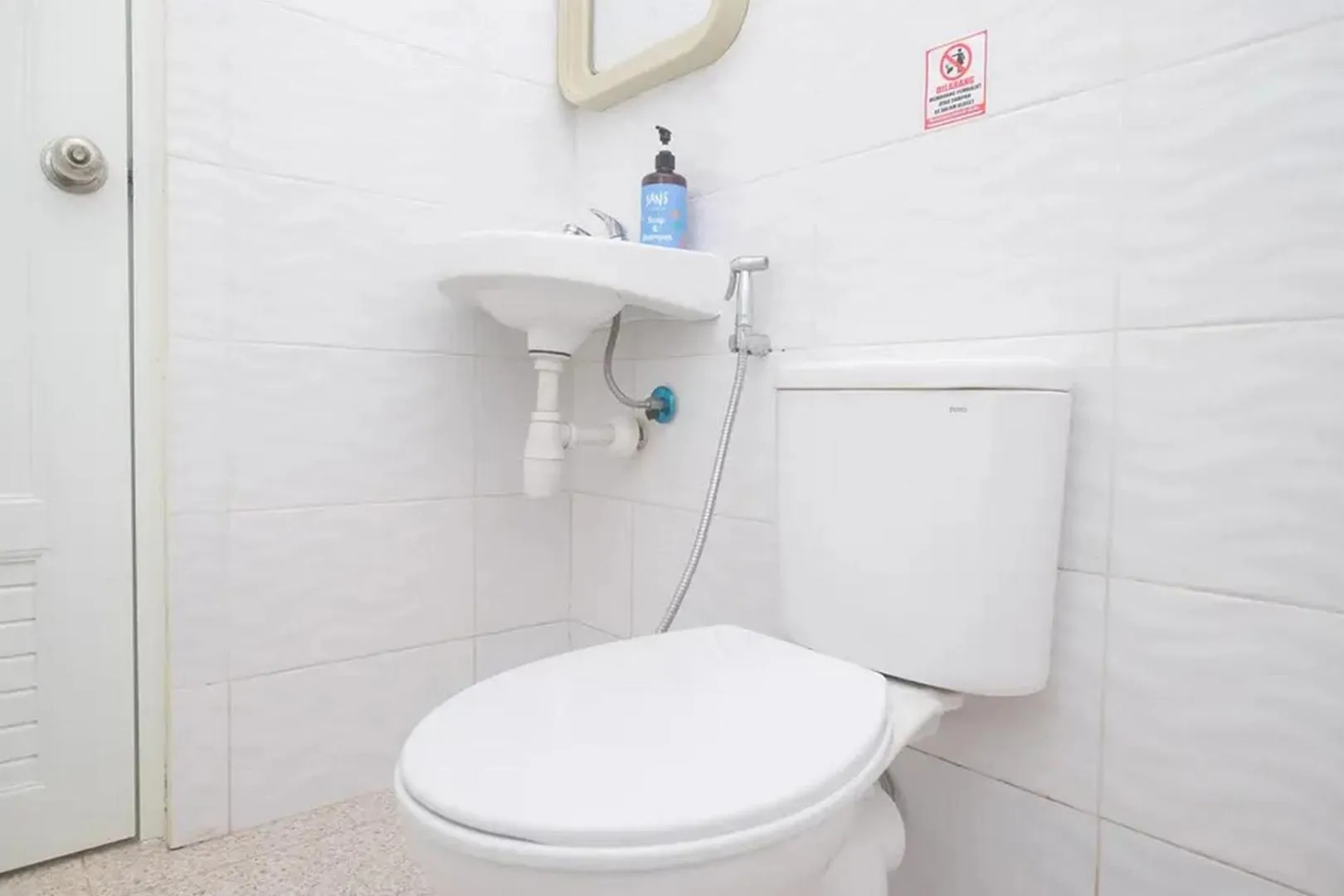 Bathroom in Sans Hotel City Park Medoho Semarang