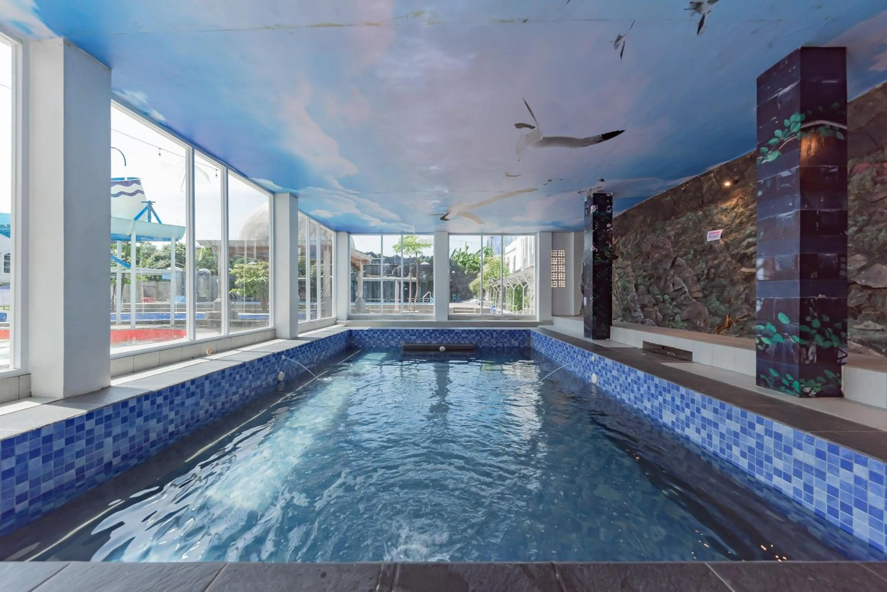 Swimming pool in RedDoorz @ Niagara Waterpark