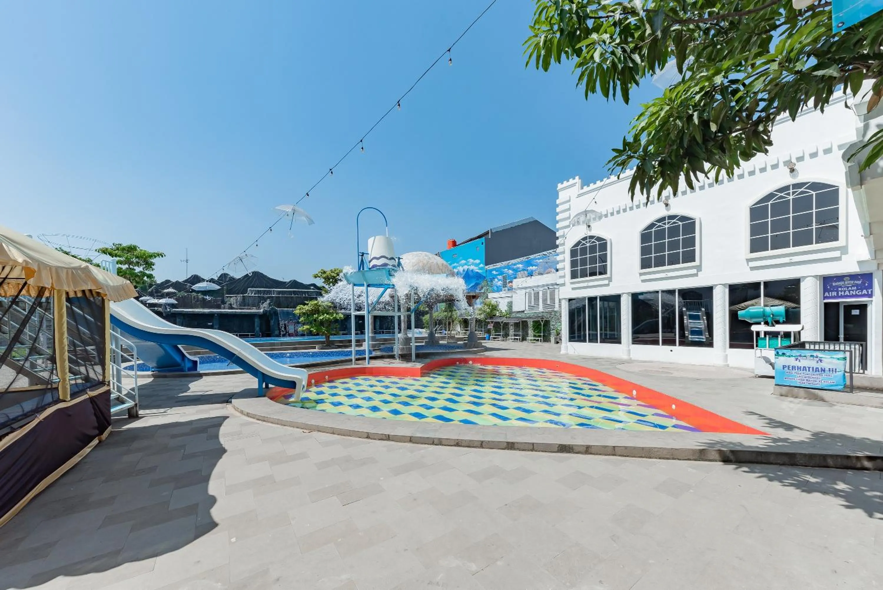 Swimming pool in RedDoorz @ Niagara Waterpark