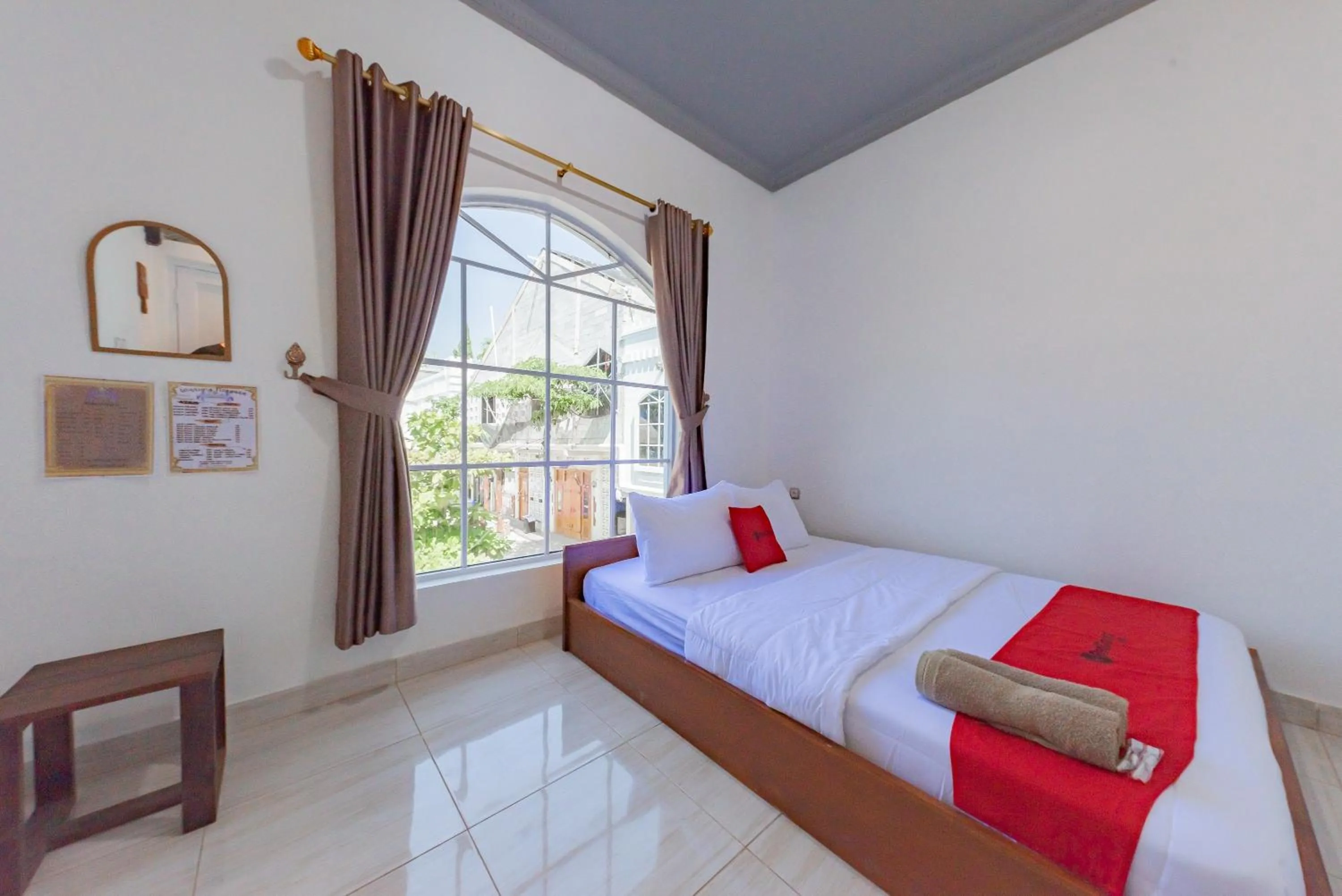 Bed in RedDoorz @ Niagara Waterpark