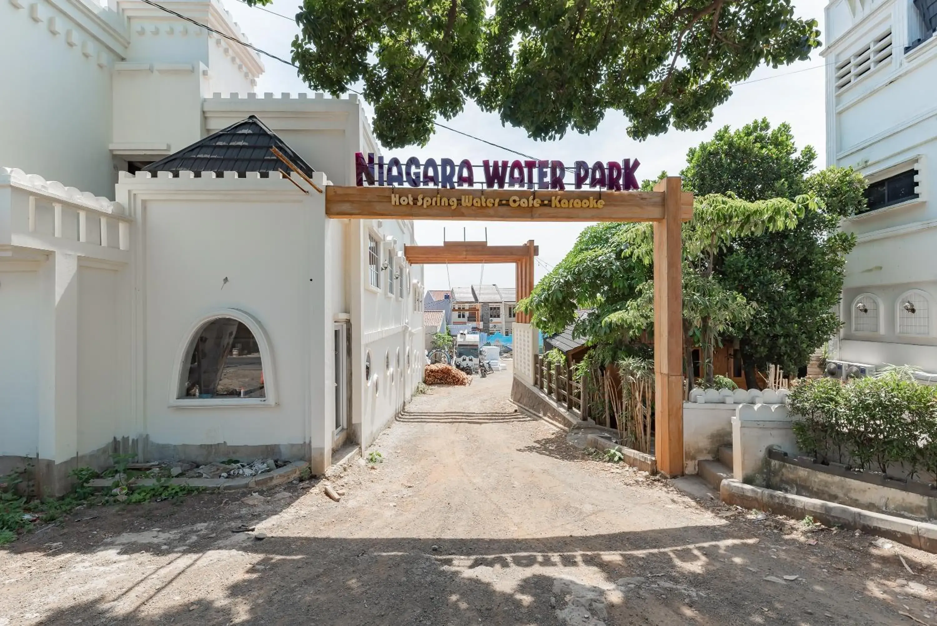 Property building in RedDoorz @ Niagara Waterpark Property building in RedDoorz @ Niagara Waterpark