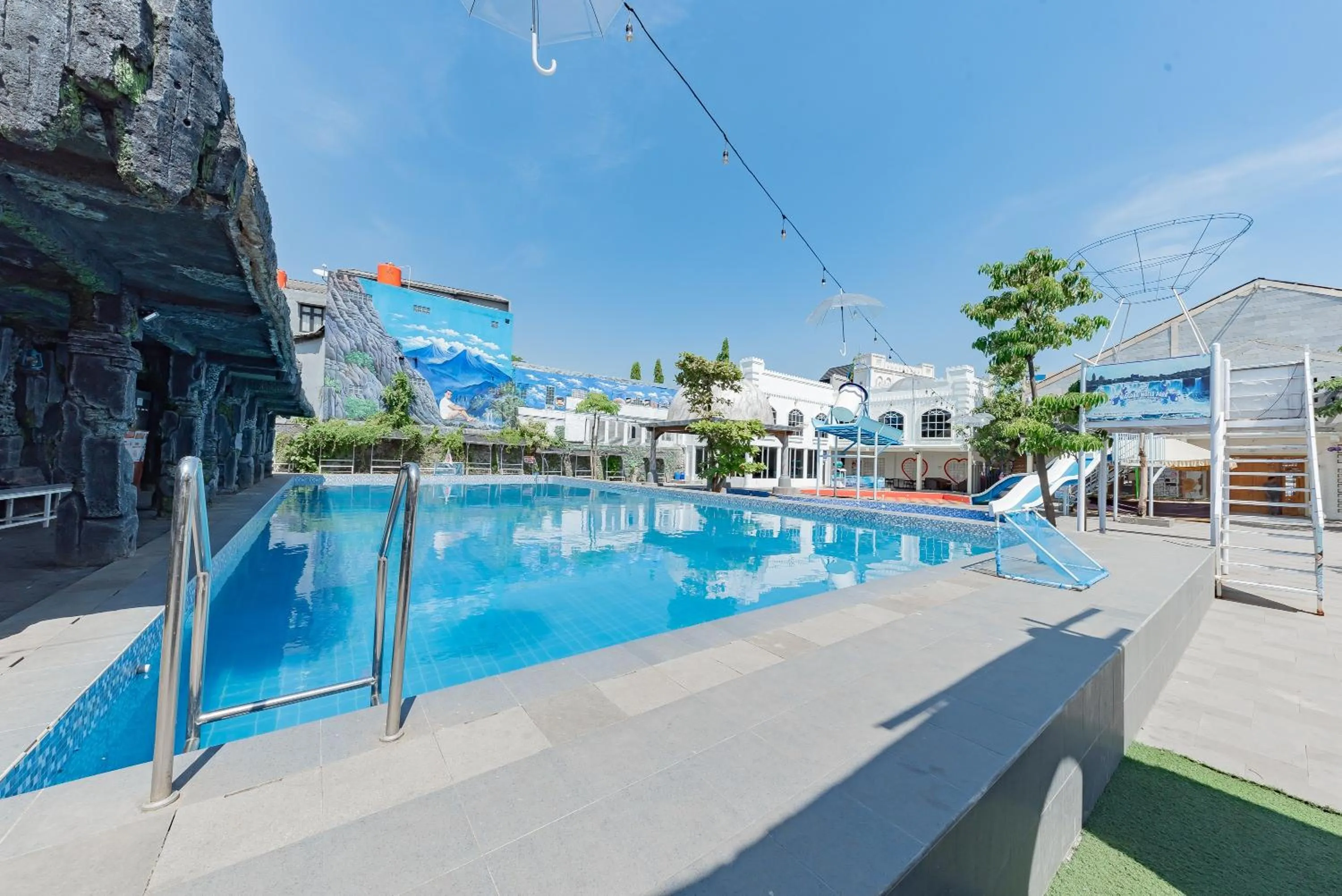 Swimming pool in RedDoorz @ Niagara Waterpark