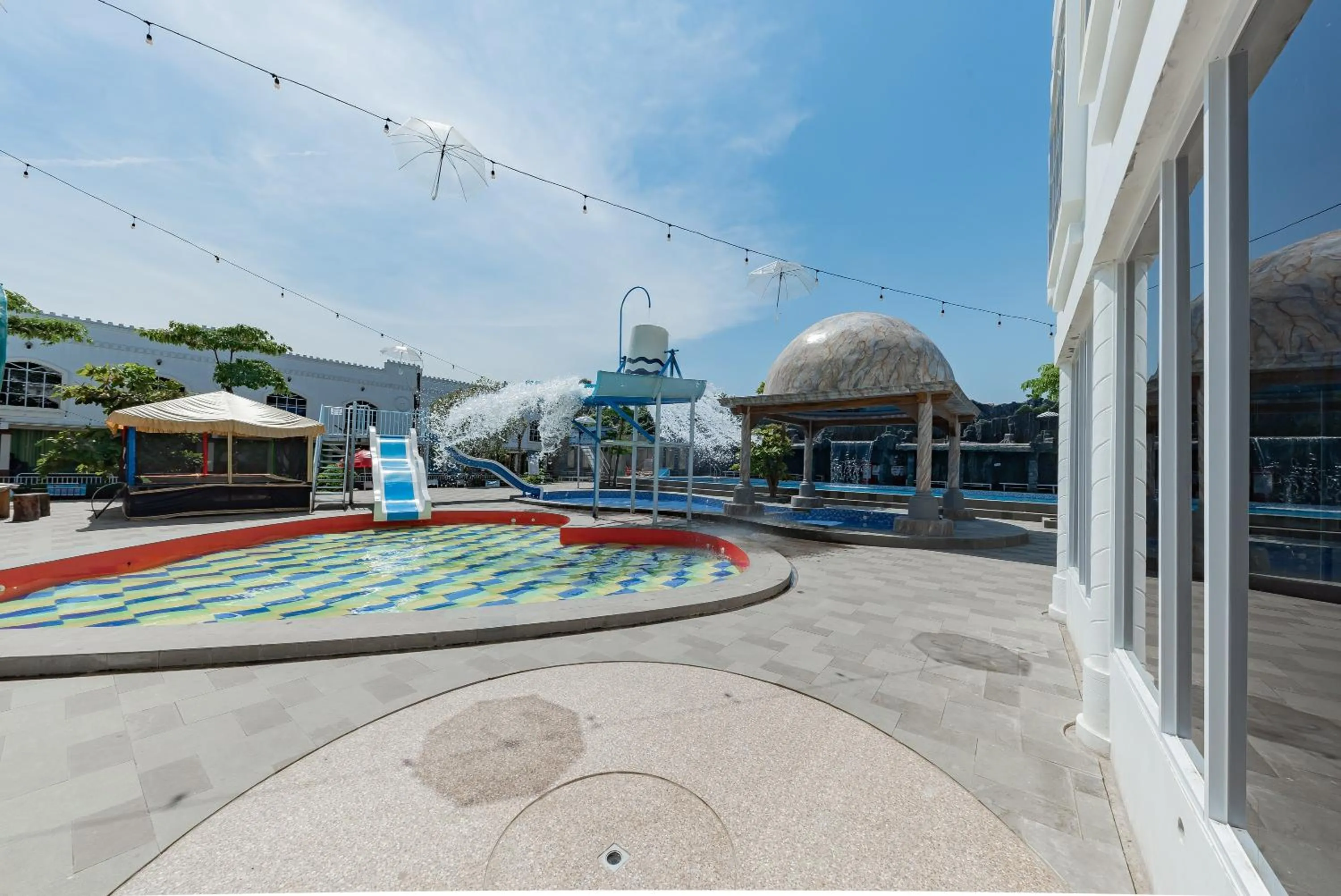 Swimming pool in RedDoorz @ Niagara Waterpark