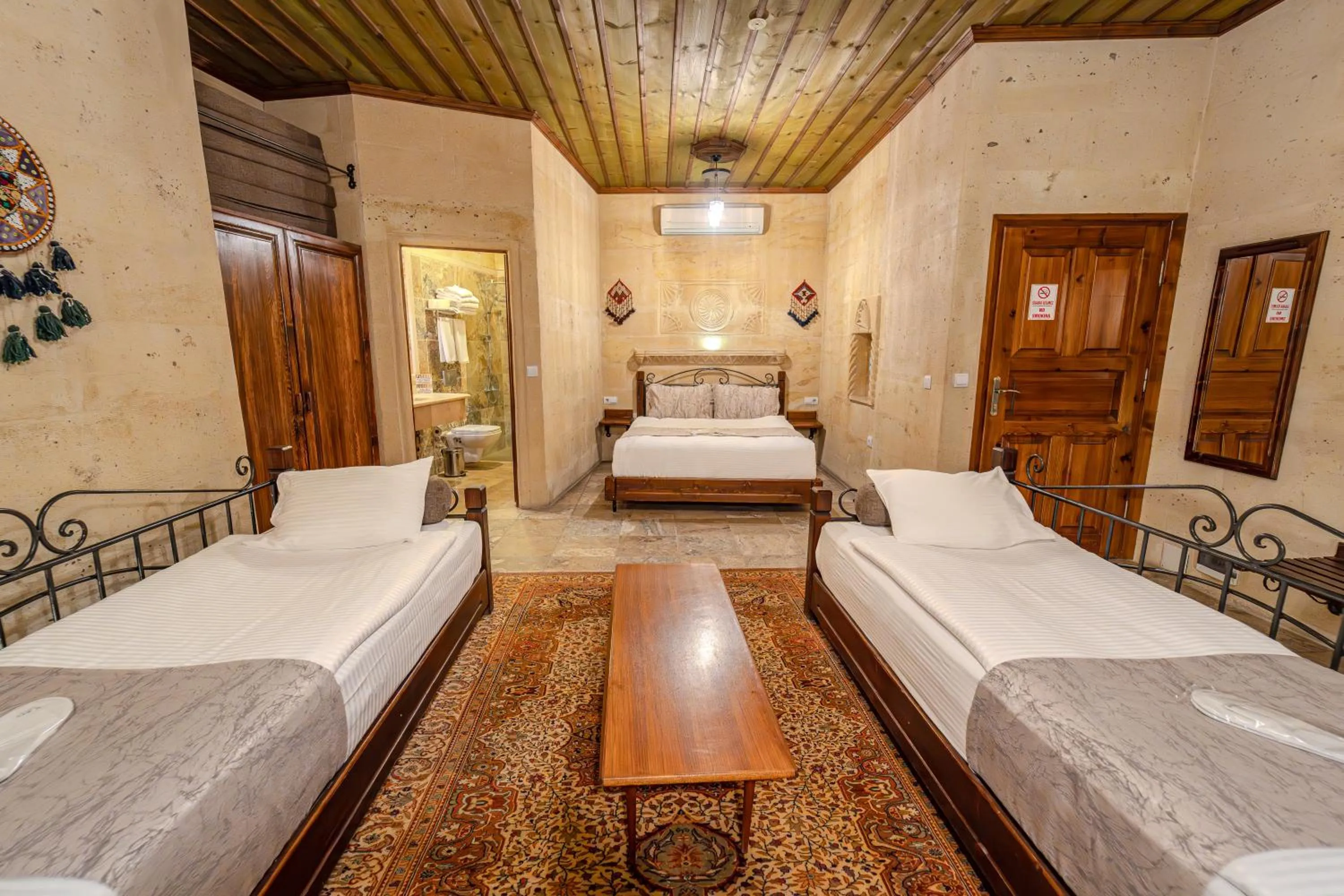 Photo of the whole room, Bed in Osmanbey Cave House