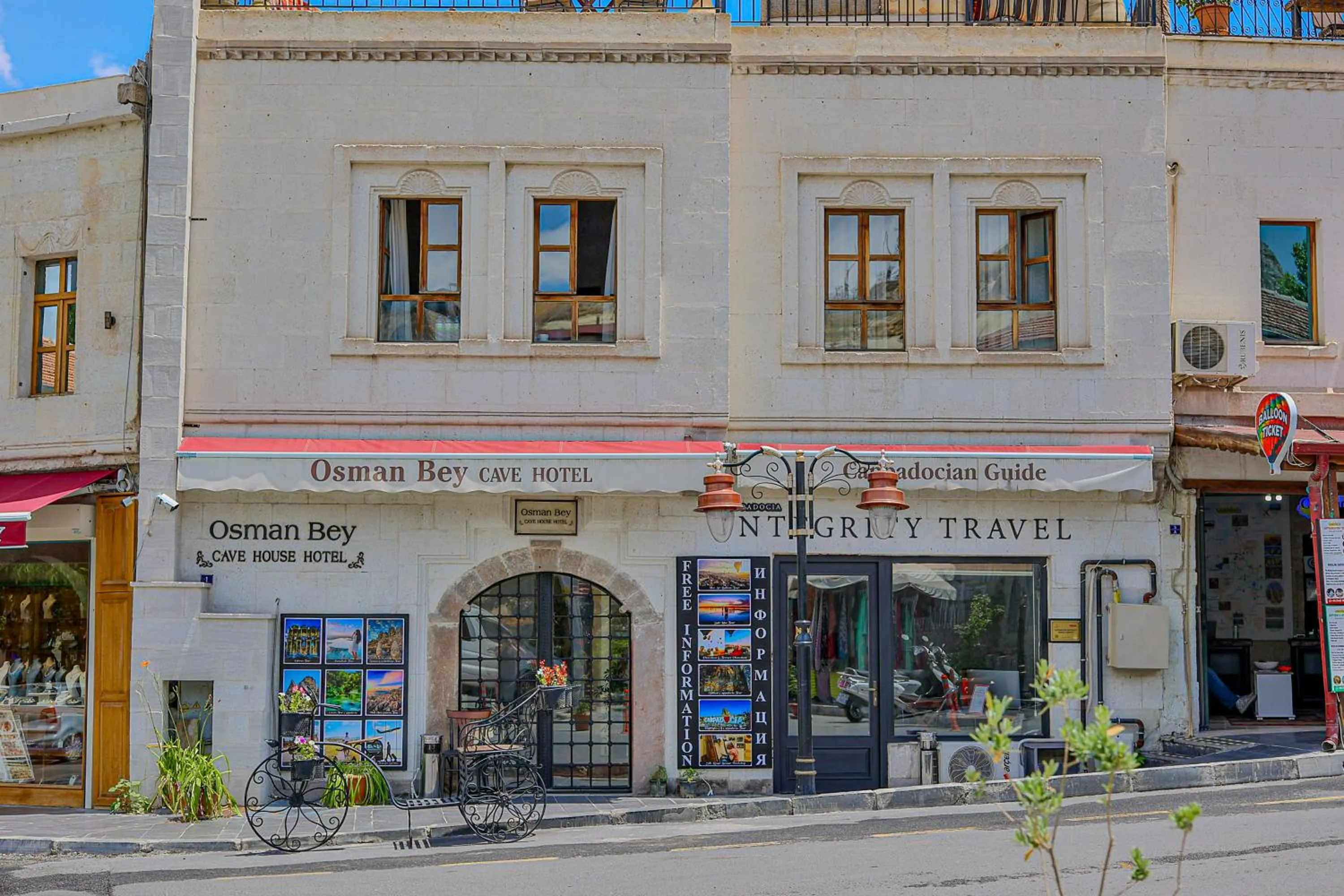 Facade/entrance in Osmanbey Cave House