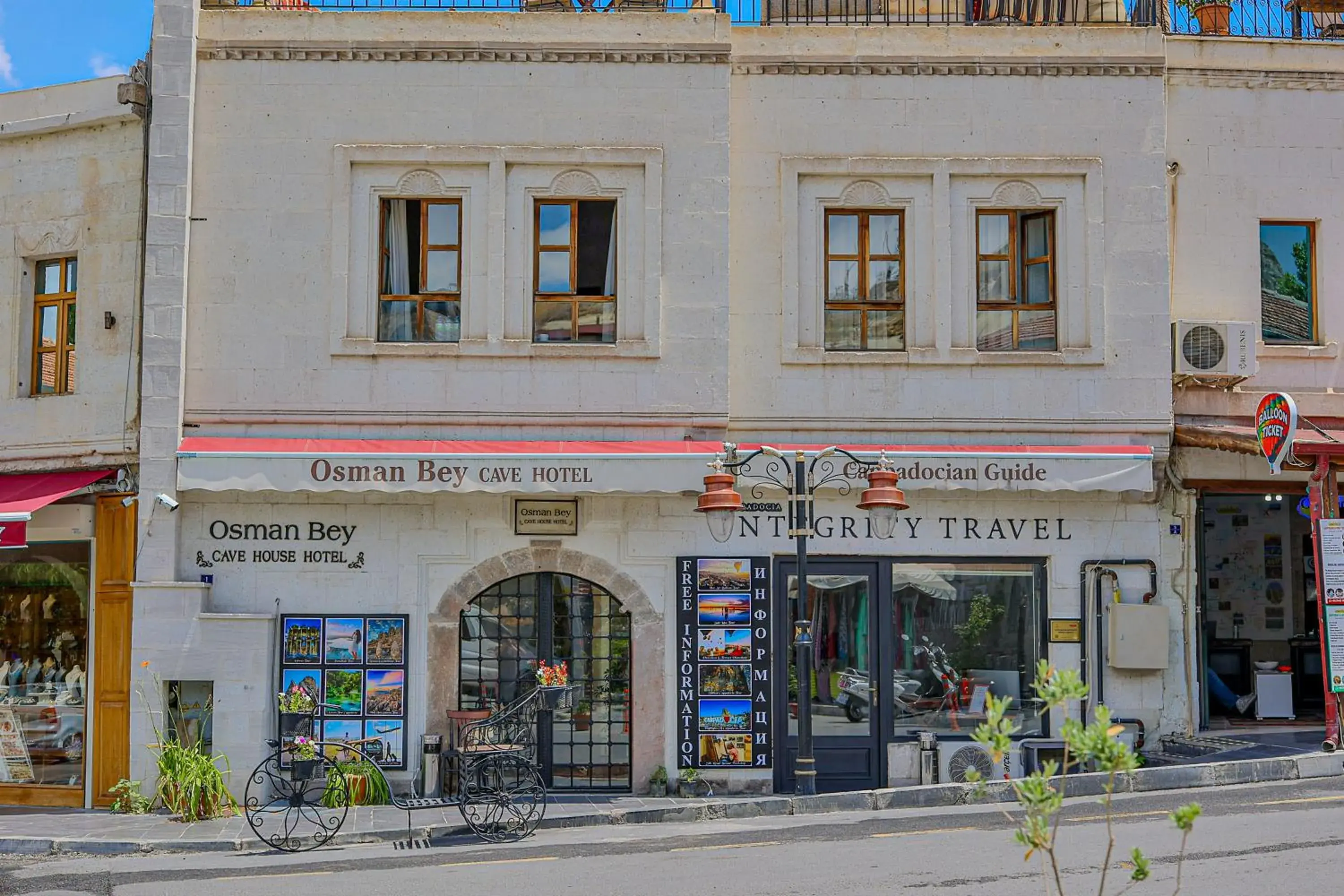 Facade/entrance in Osmanbey Cave House Facade/entrance in Osmanbey Cave House