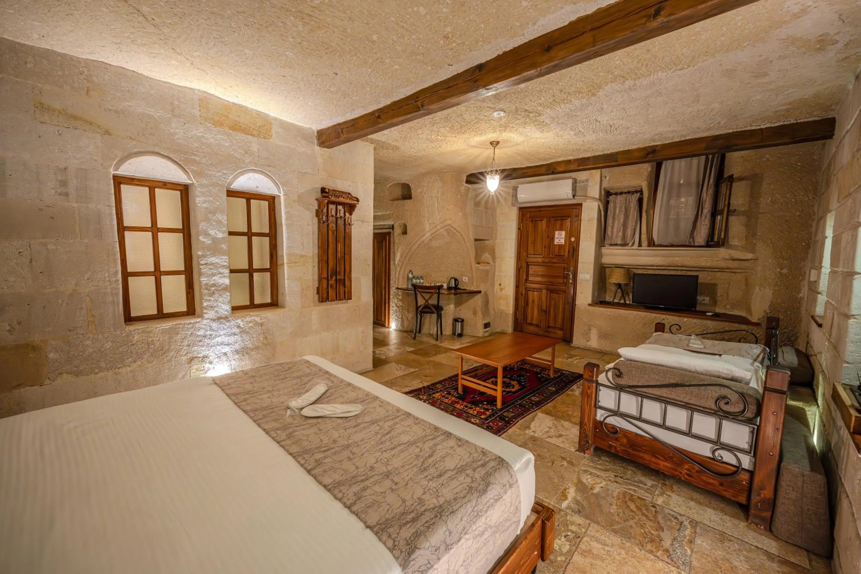 Photo of the whole room, Bed in Osmanbey Cave House