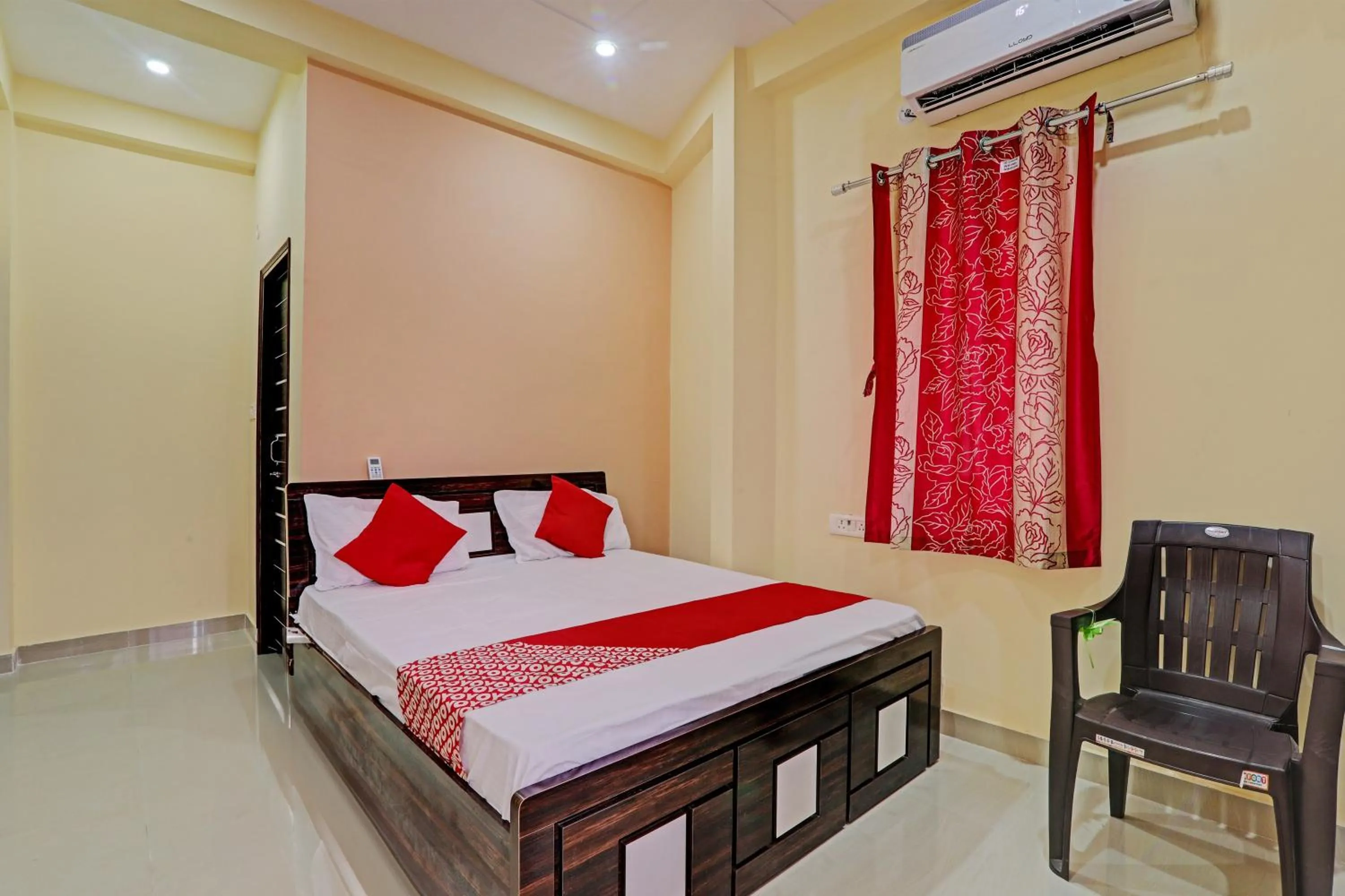 Bedroom, Bed in Hotel O Hotel Trimurti Inn