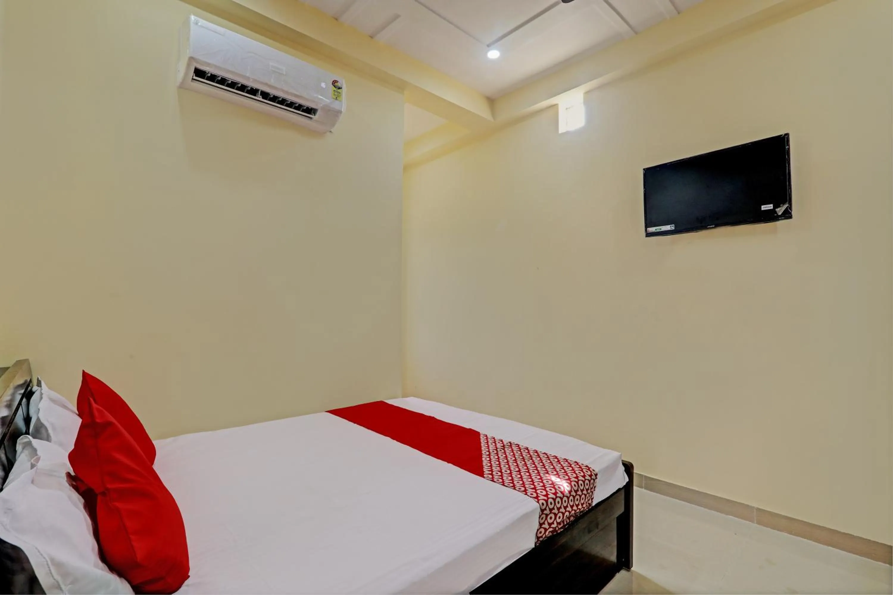 Bedroom, Bed in Hotel O Hotel Trimurti Inn