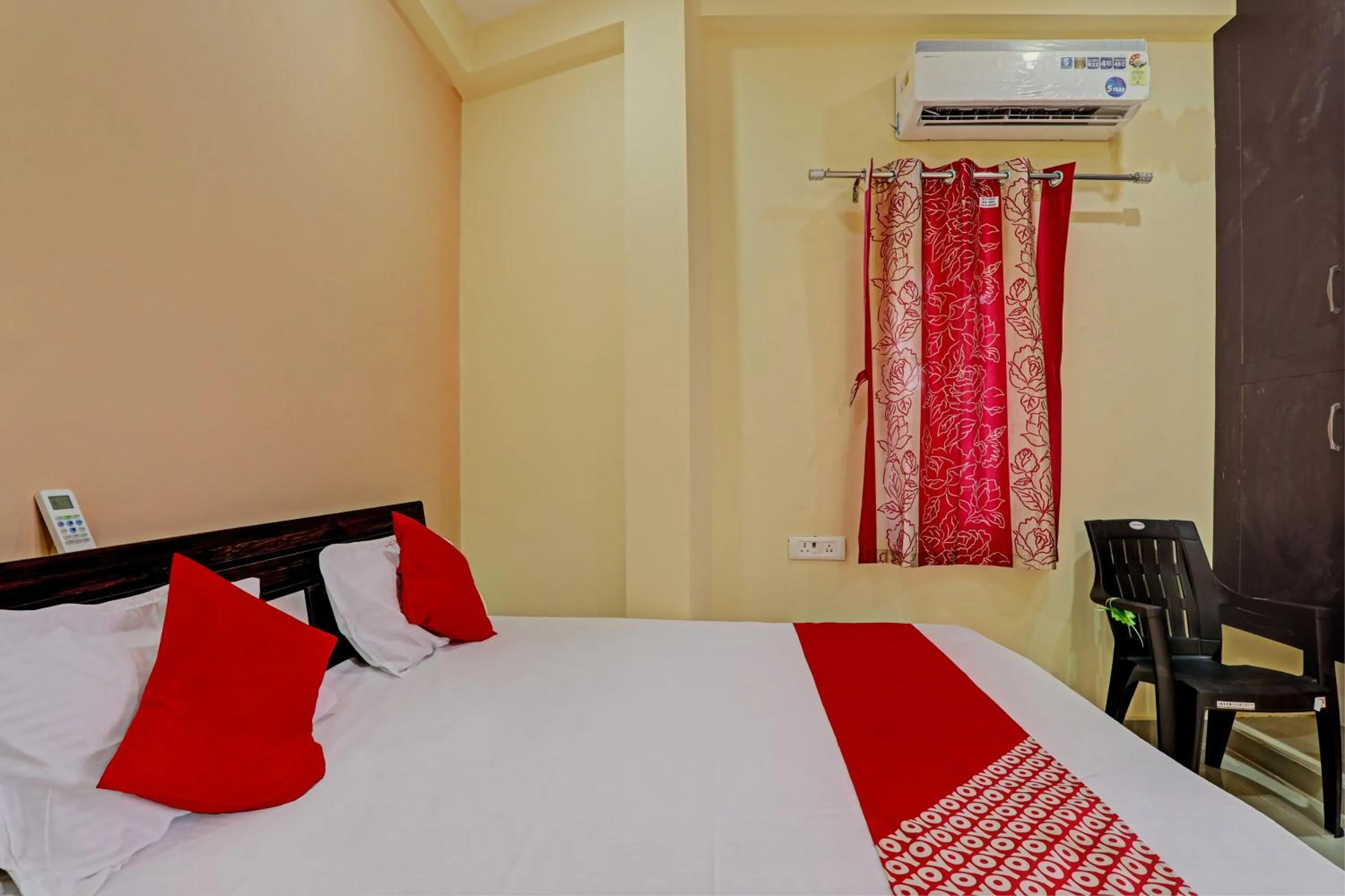 Bedroom, Bed in Hotel O Hotel Trimurti Inn