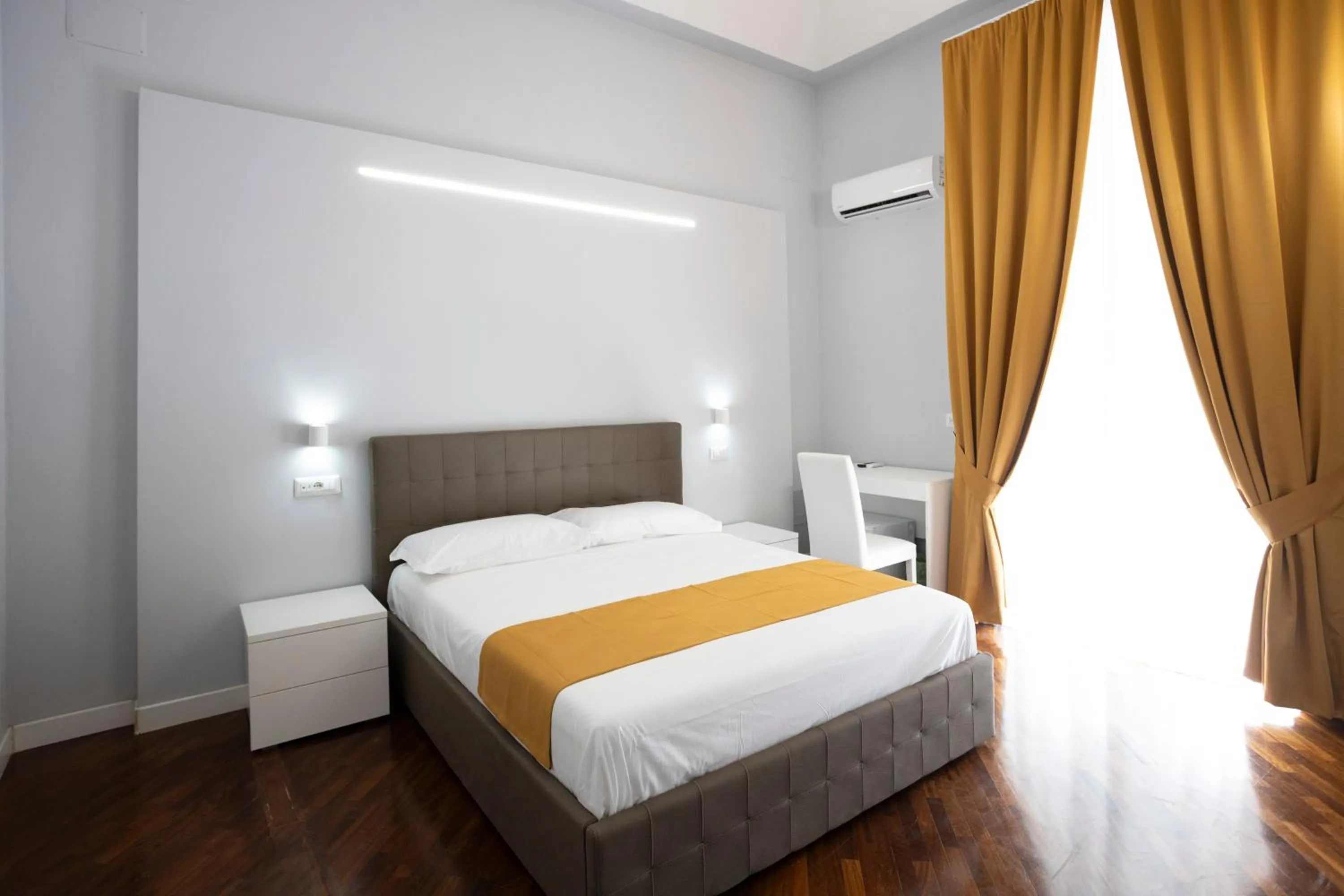 Photo of the whole room, Bed in La Chambre Duomo