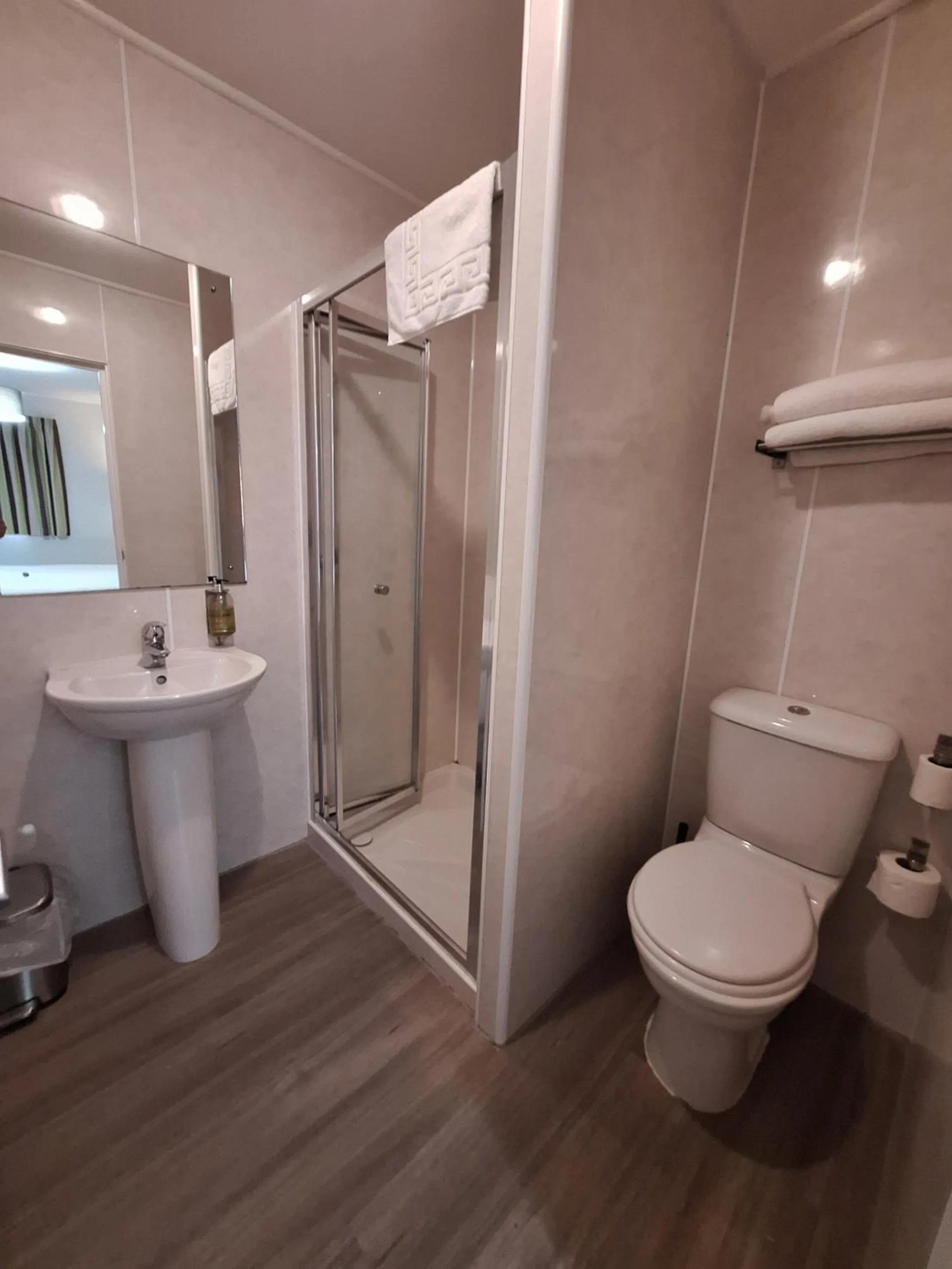 Bathroom in Stockwood Hotel - Luton Airport