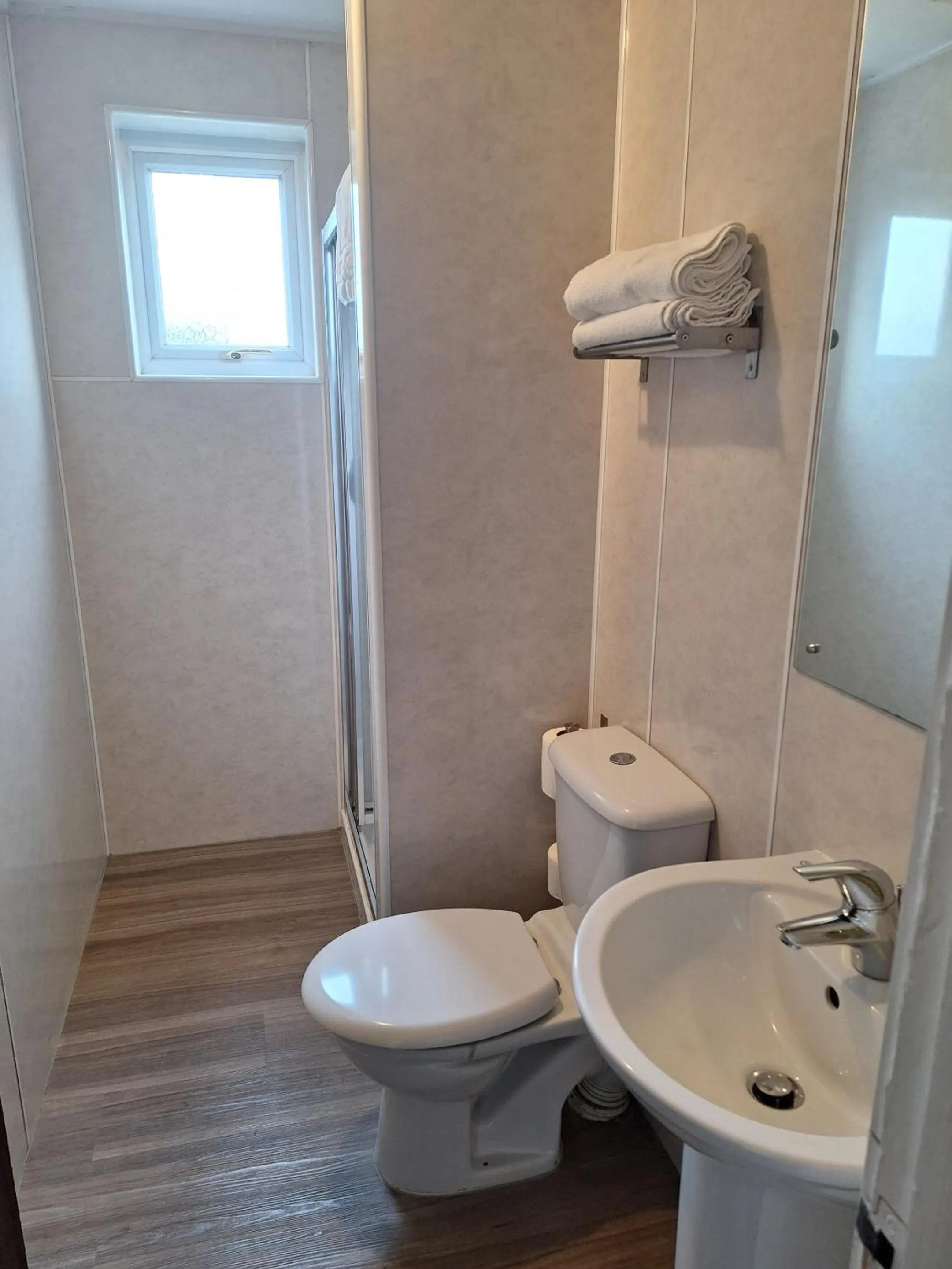 Bathroom in Stockwood Hotel - Luton Airport