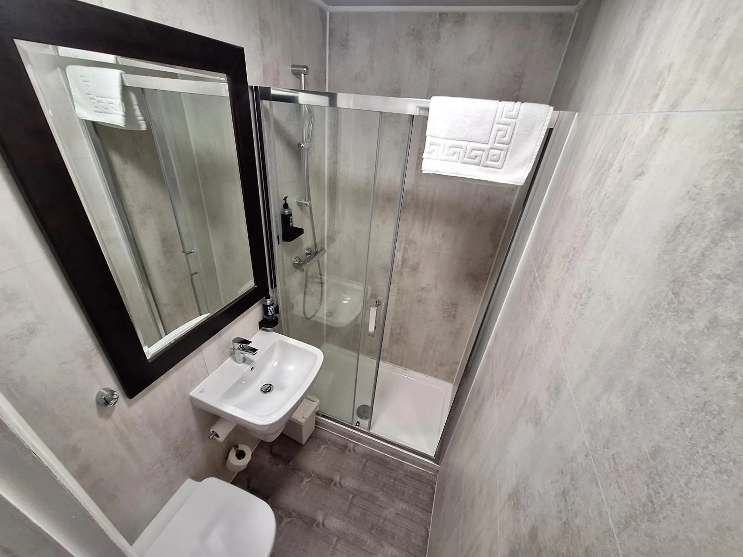 Bathroom in Stockwood Hotel - Luton Airport