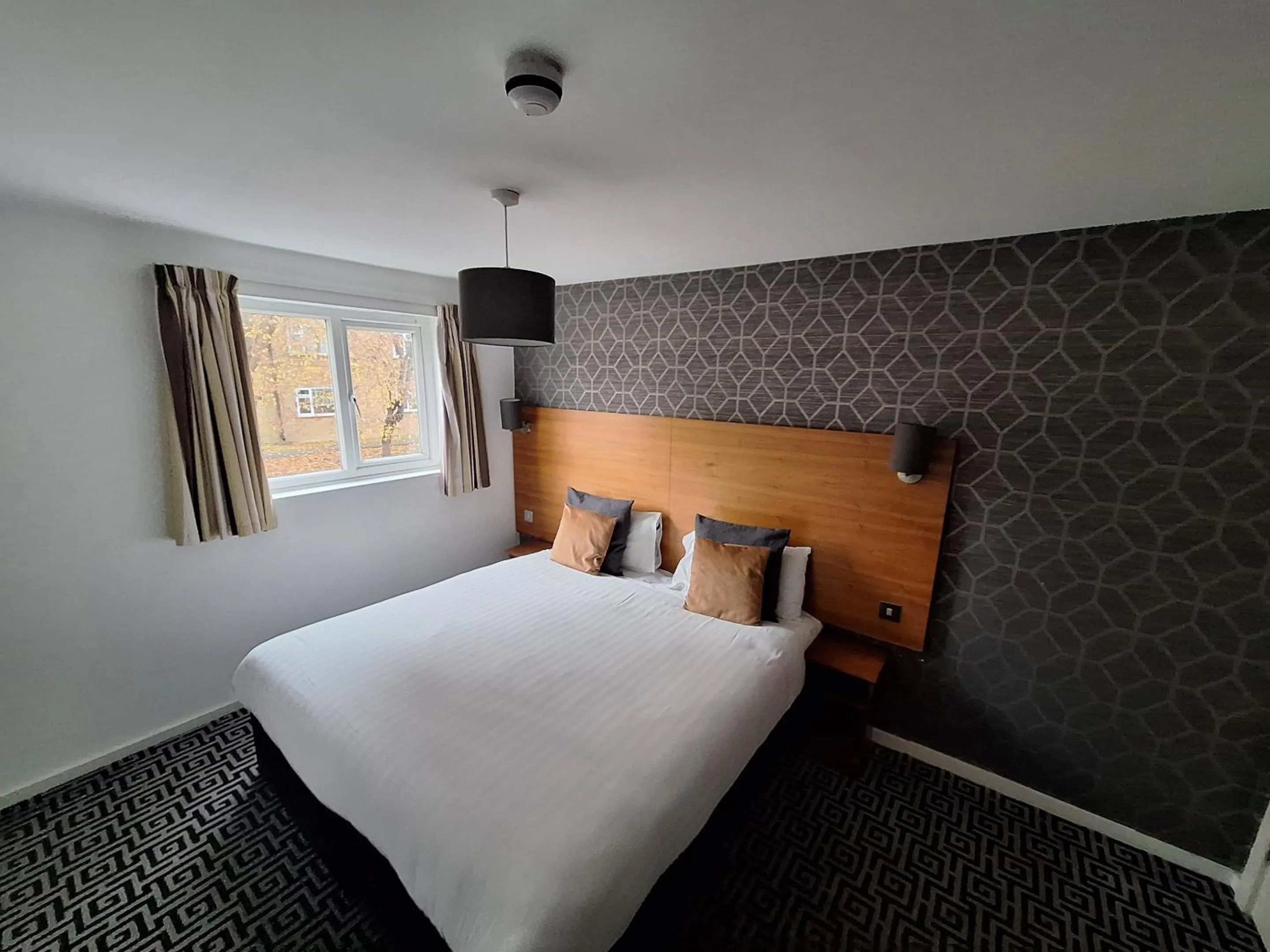 Bedroom, Bed in Stockwood Hotel - Luton Airport