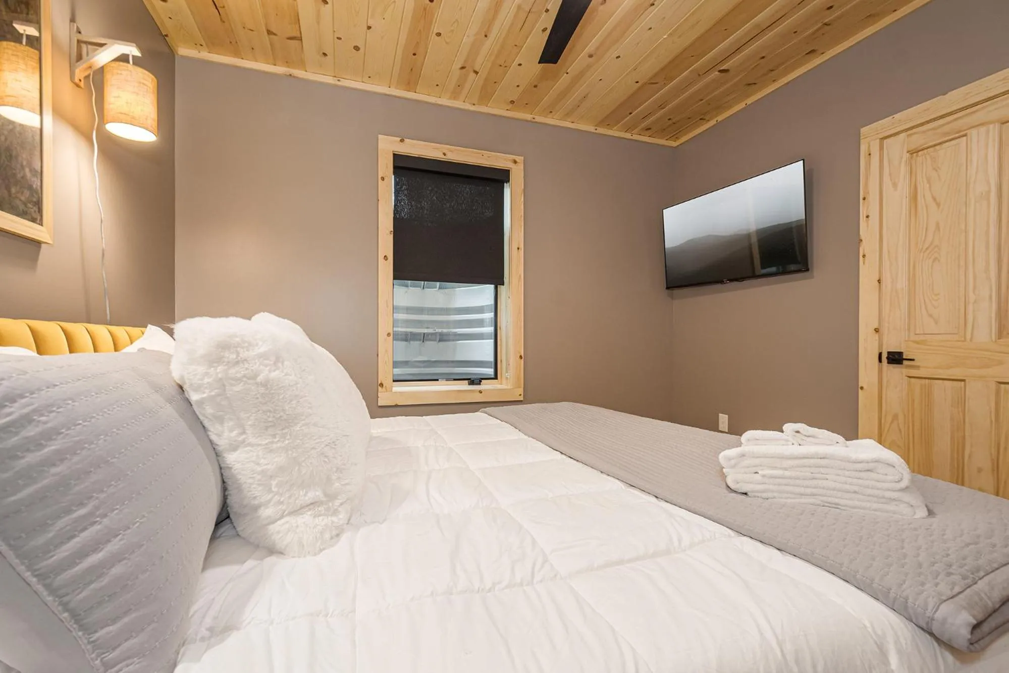 Property building, Bed in Black Diamond Lodge