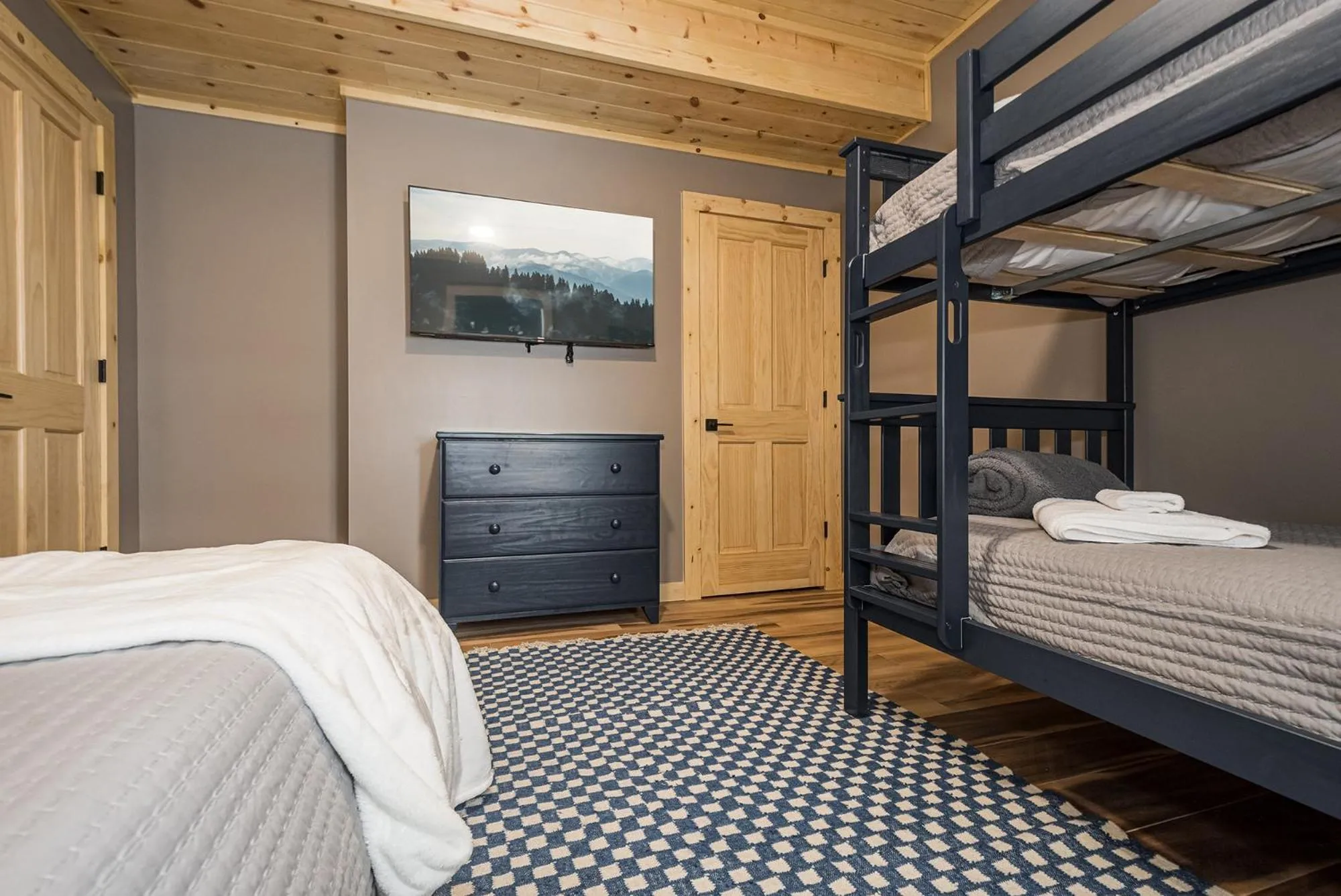 Property building, Bed in Black Diamond Lodge