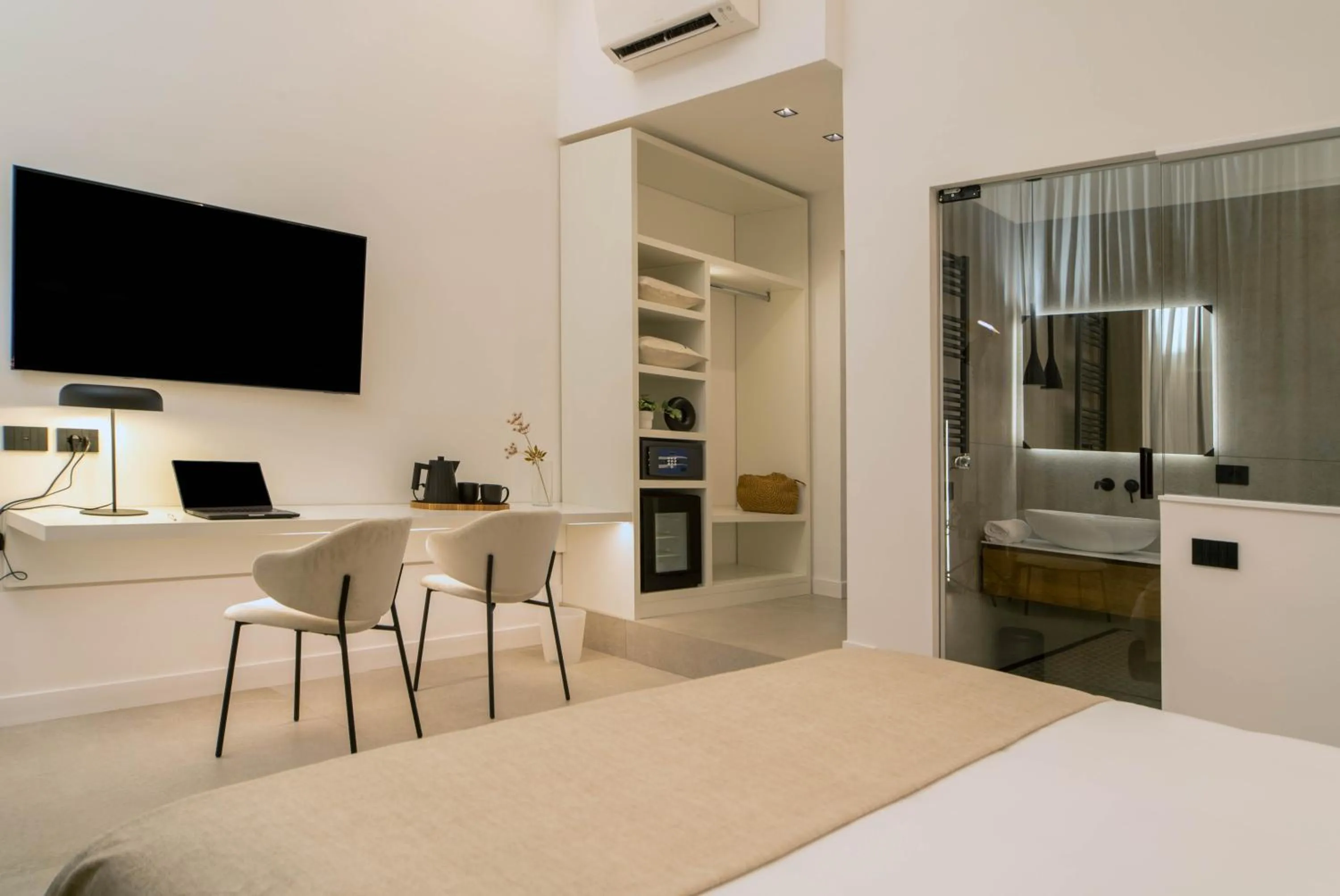 Bathroom, Bed in MAMALU - Studios and Suites