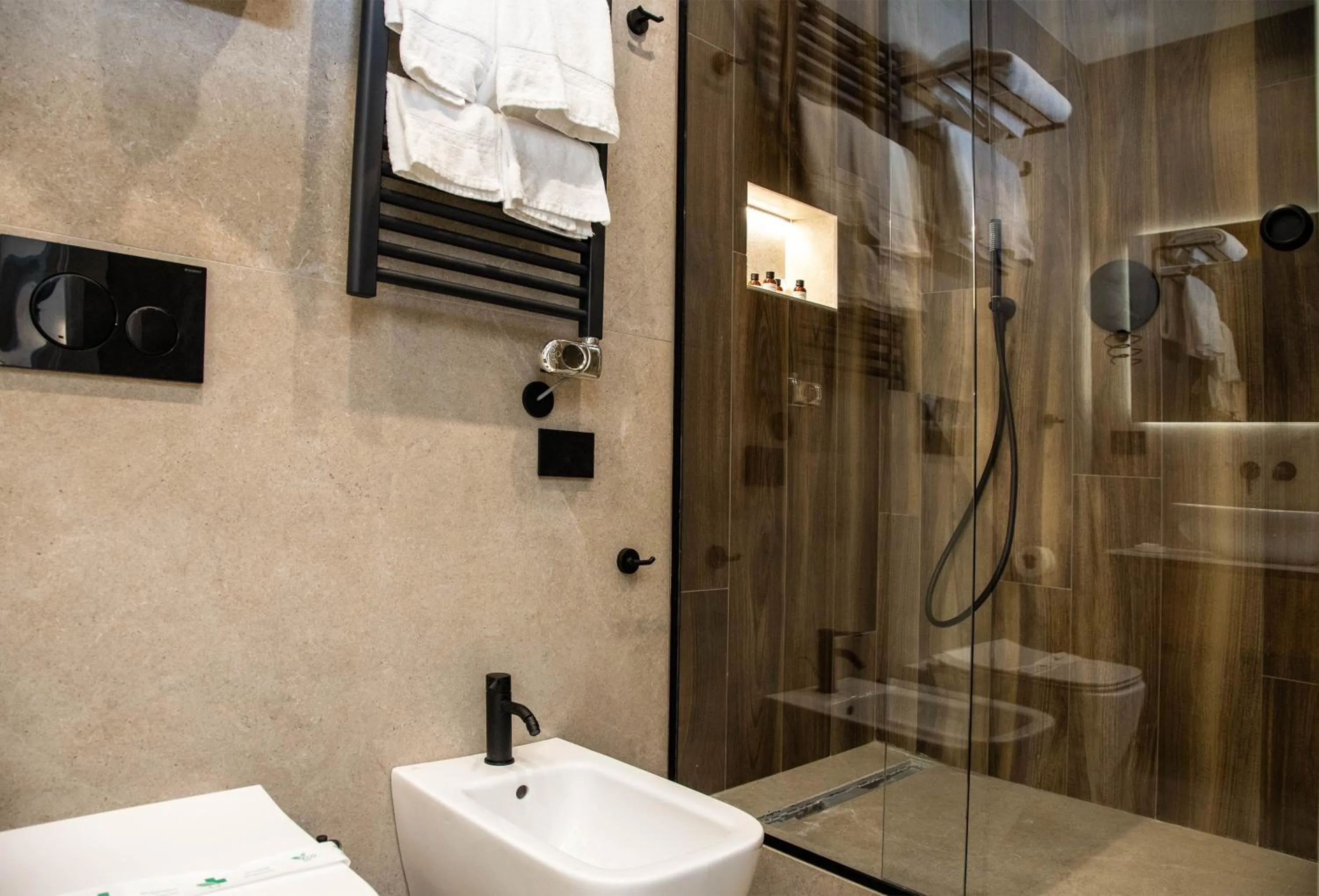 Shower in MAMALU - Studios and Suites