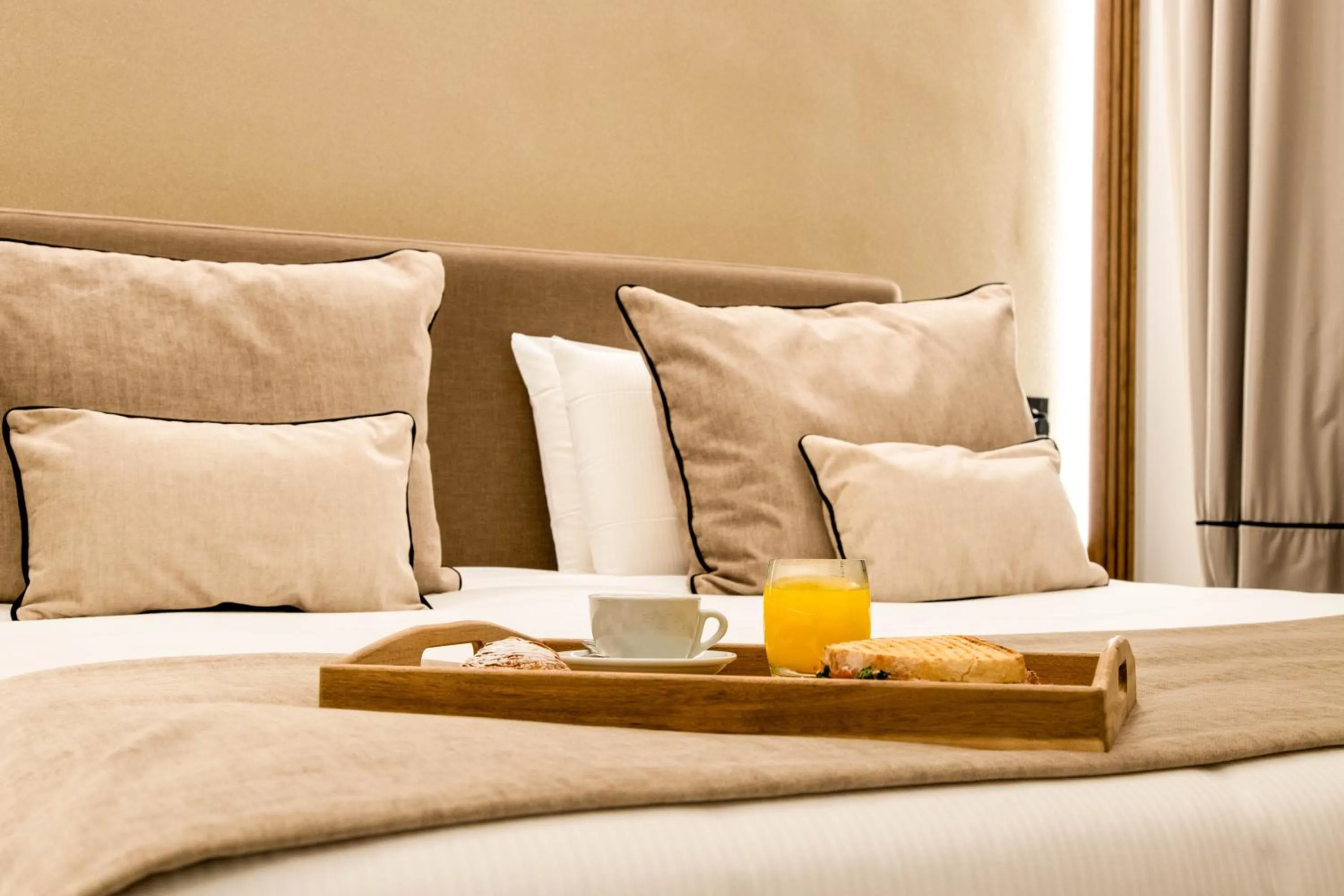 Bed in MAMALU - Studios and Suites