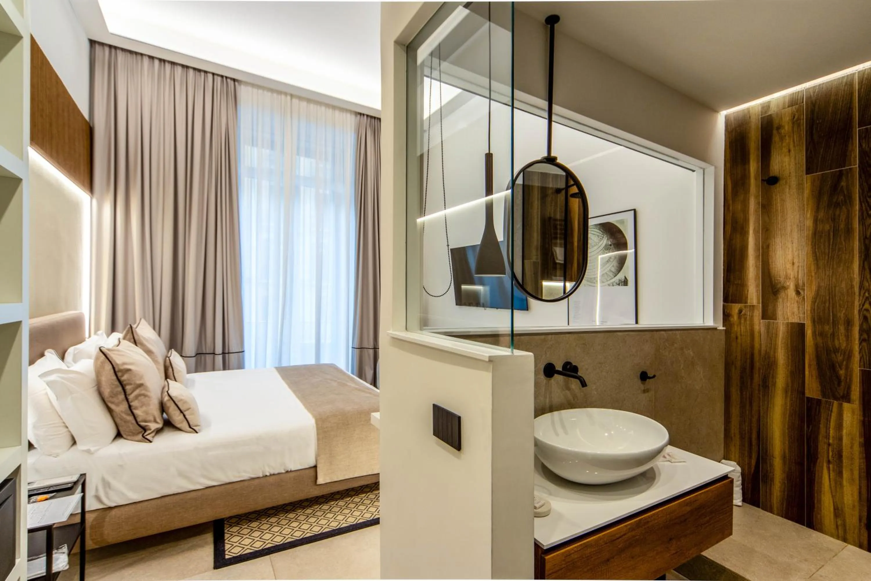 Shower, Bed in MAMALU - Studios and Suites