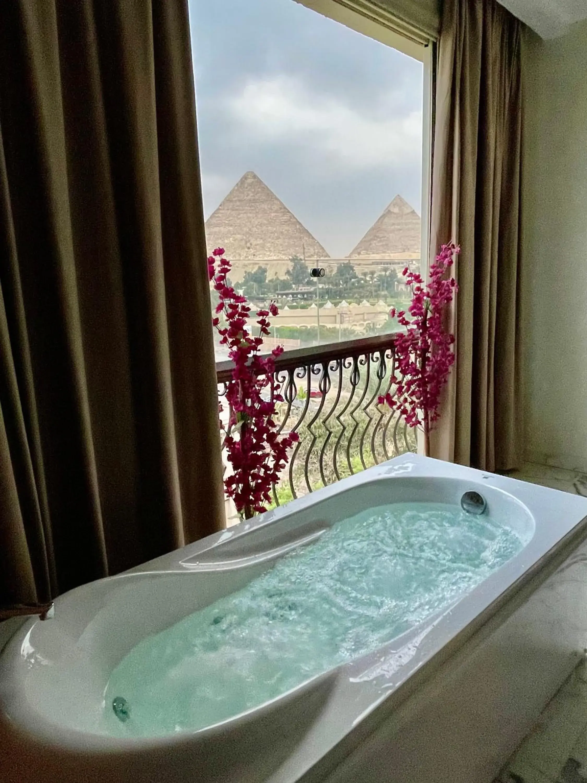 Deluxe Queen Room in Unique Pyramids View INN Deluxe Queen Room in Unique Pyramids View INN