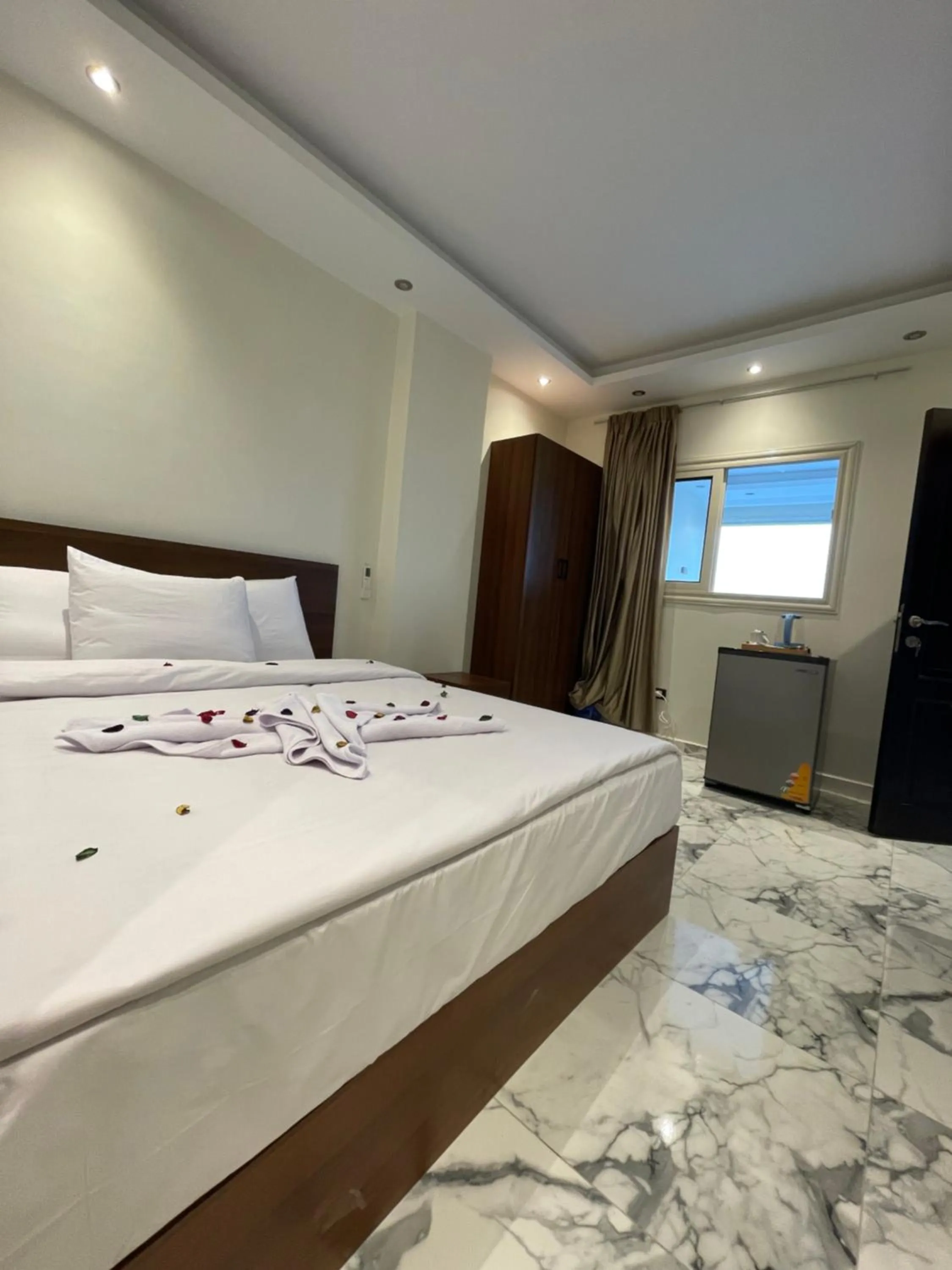 Deluxe Double Room with Bath in Unique Pyramids View INN