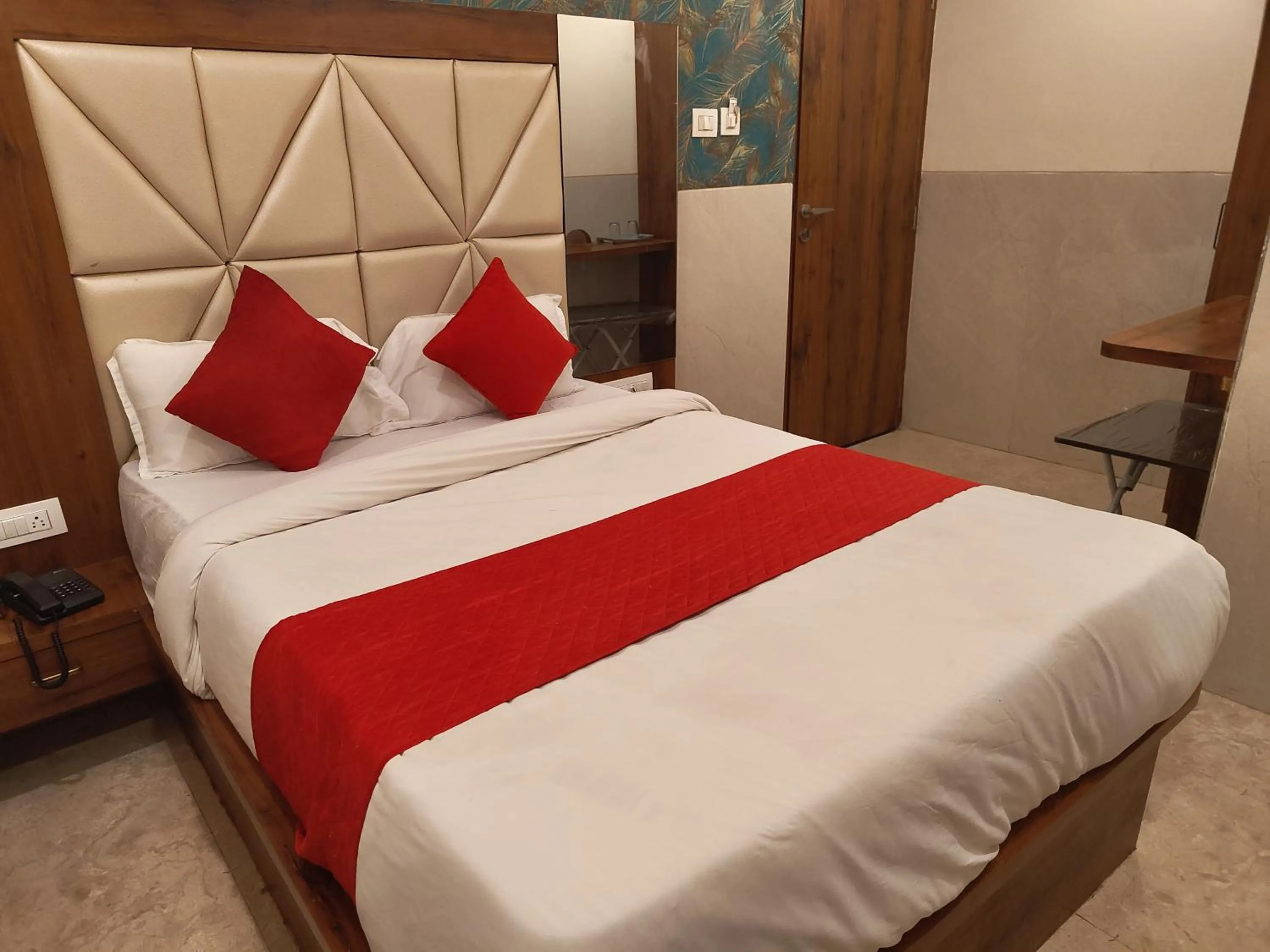 Bed in Hotel Dream Palace Residency - Near to US Embassy Bkc Mumbai