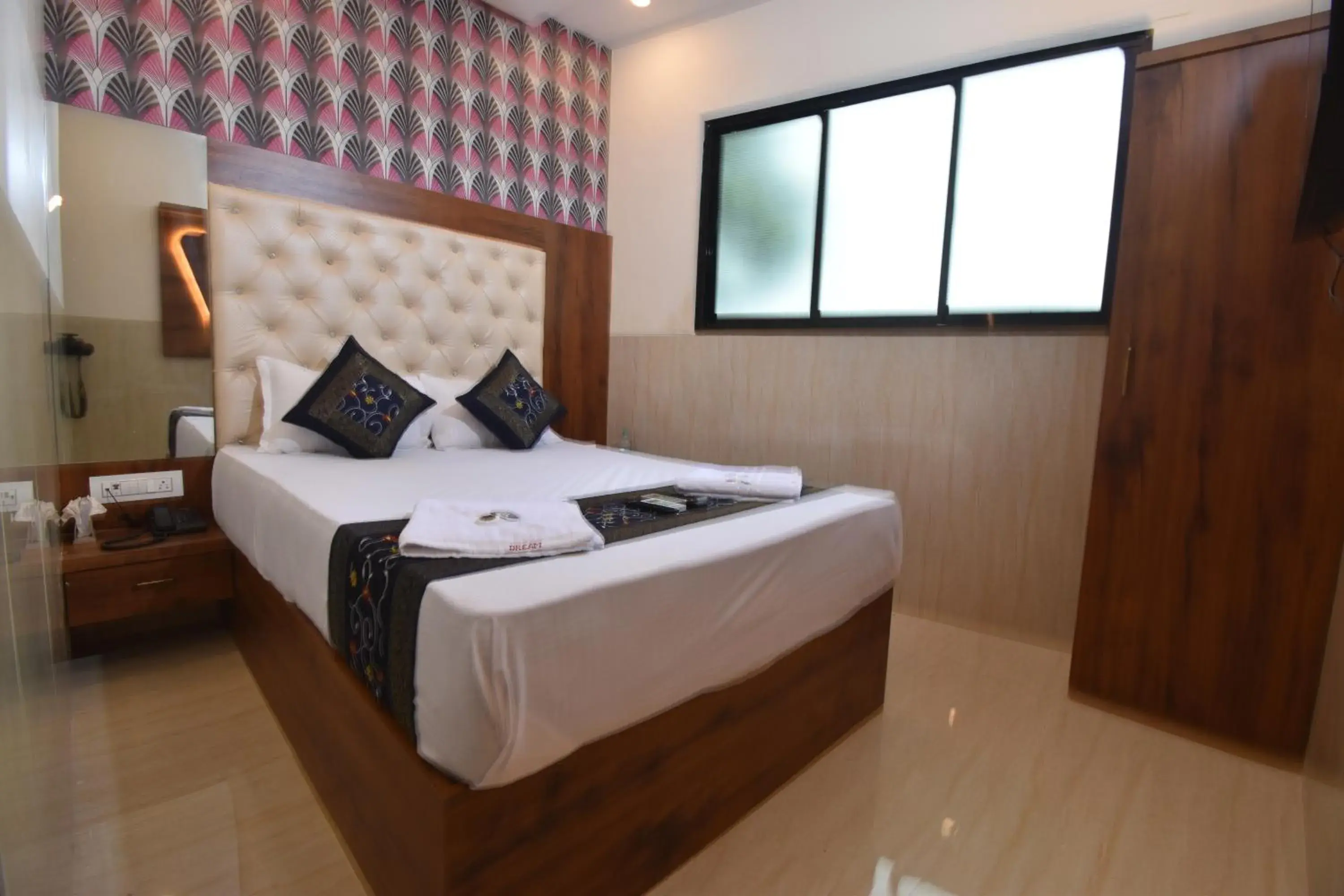 Deluxe Room in Hotel Dream Palace Residency - Near to US Embassy Bkc Mumbai Deluxe Room in Hotel Dream Palace Residency - Near to US Embassy Bkc Mumbai