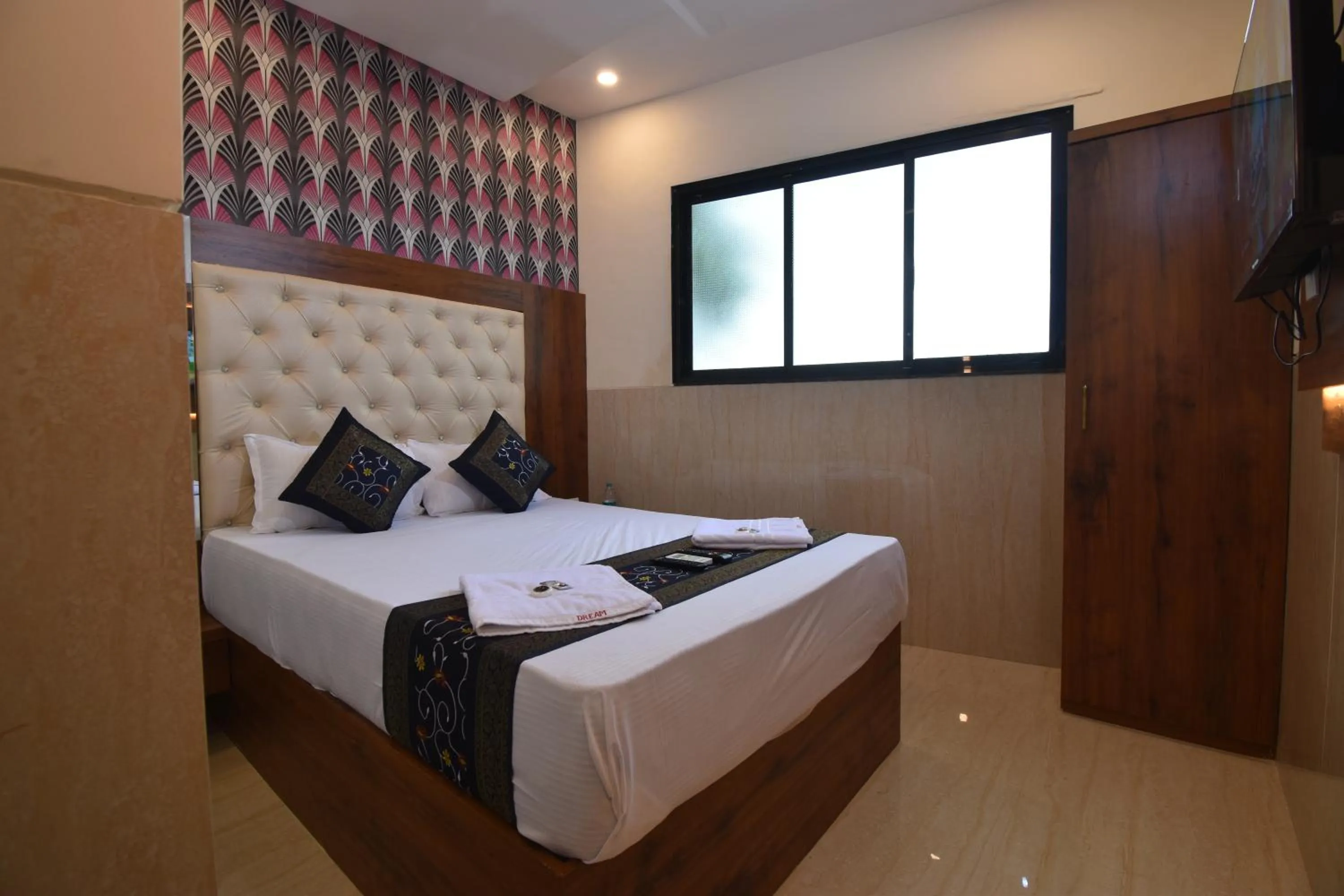 Photo of the whole room, Bed in Hotel Dream Palace Residency - Near to US Embassy Bkc Mumbai