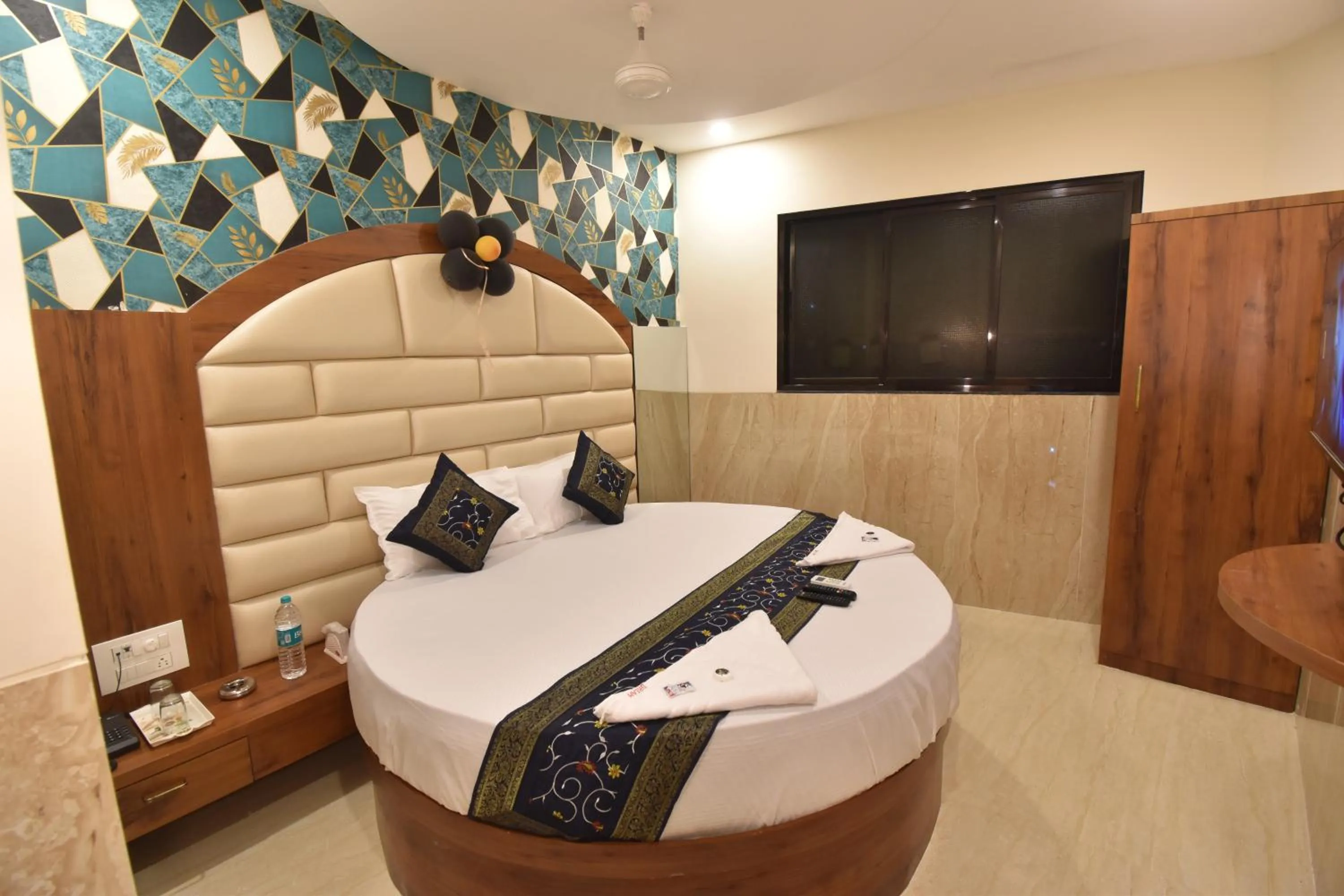 TV and multimedia, Bed in Hotel Dream Palace Residency - Near to US Embassy Bkc Mumbai