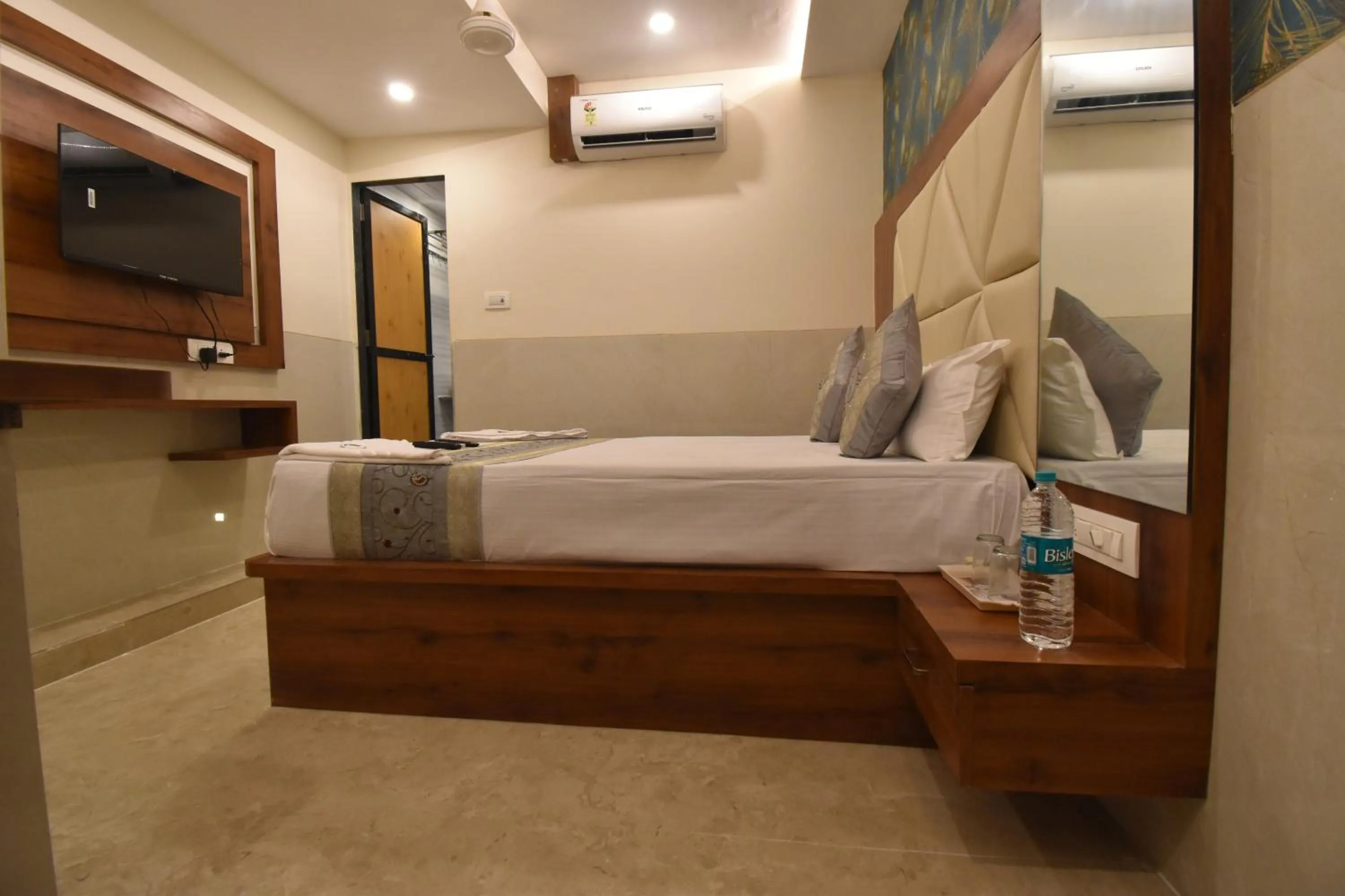 Photo of the whole room, Bed in Hotel Dream Palace Residency - Near to US Embassy Bkc Mumbai