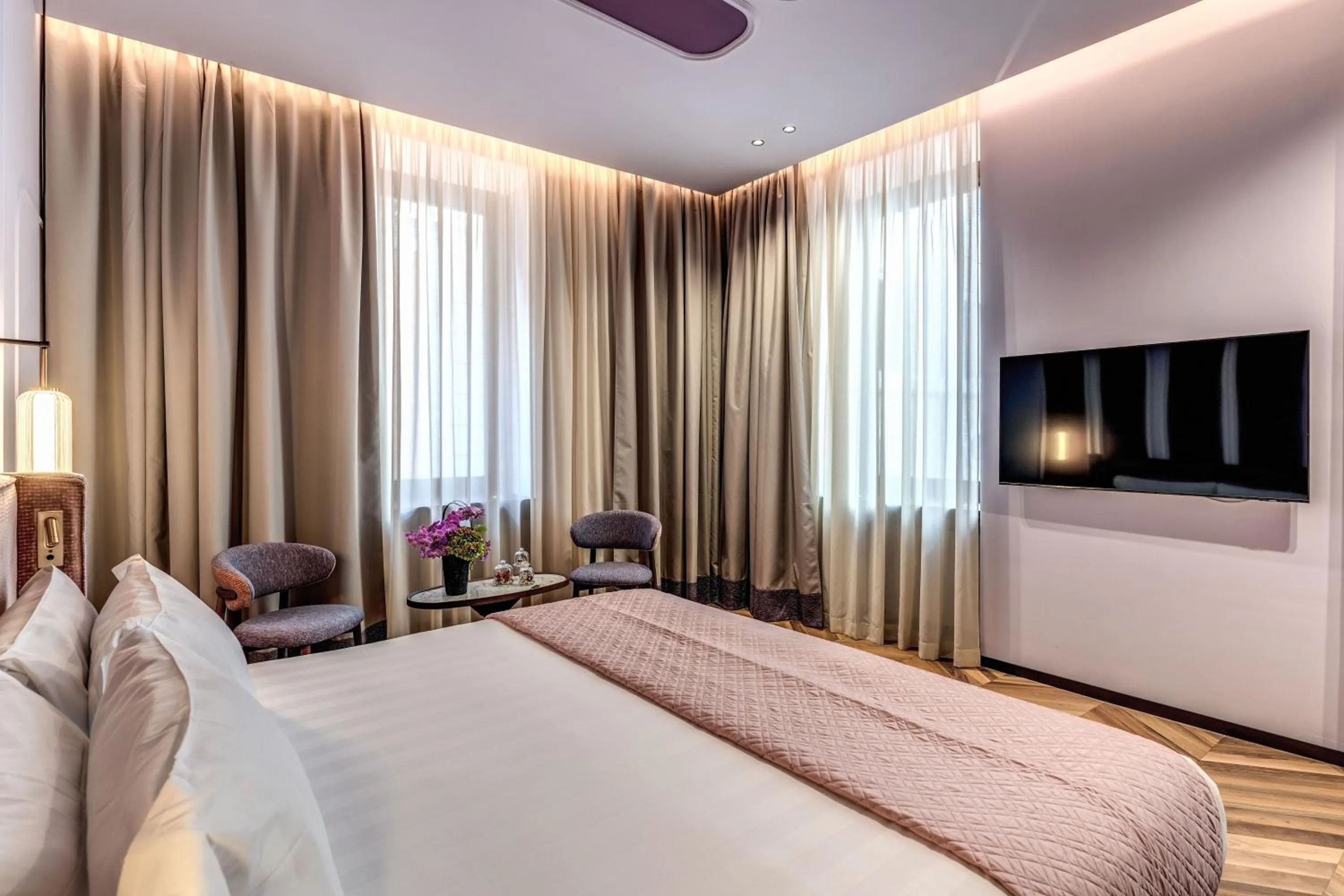 Photo of the whole room, Bed in THE STEPS Hotel - by Eitch Collection