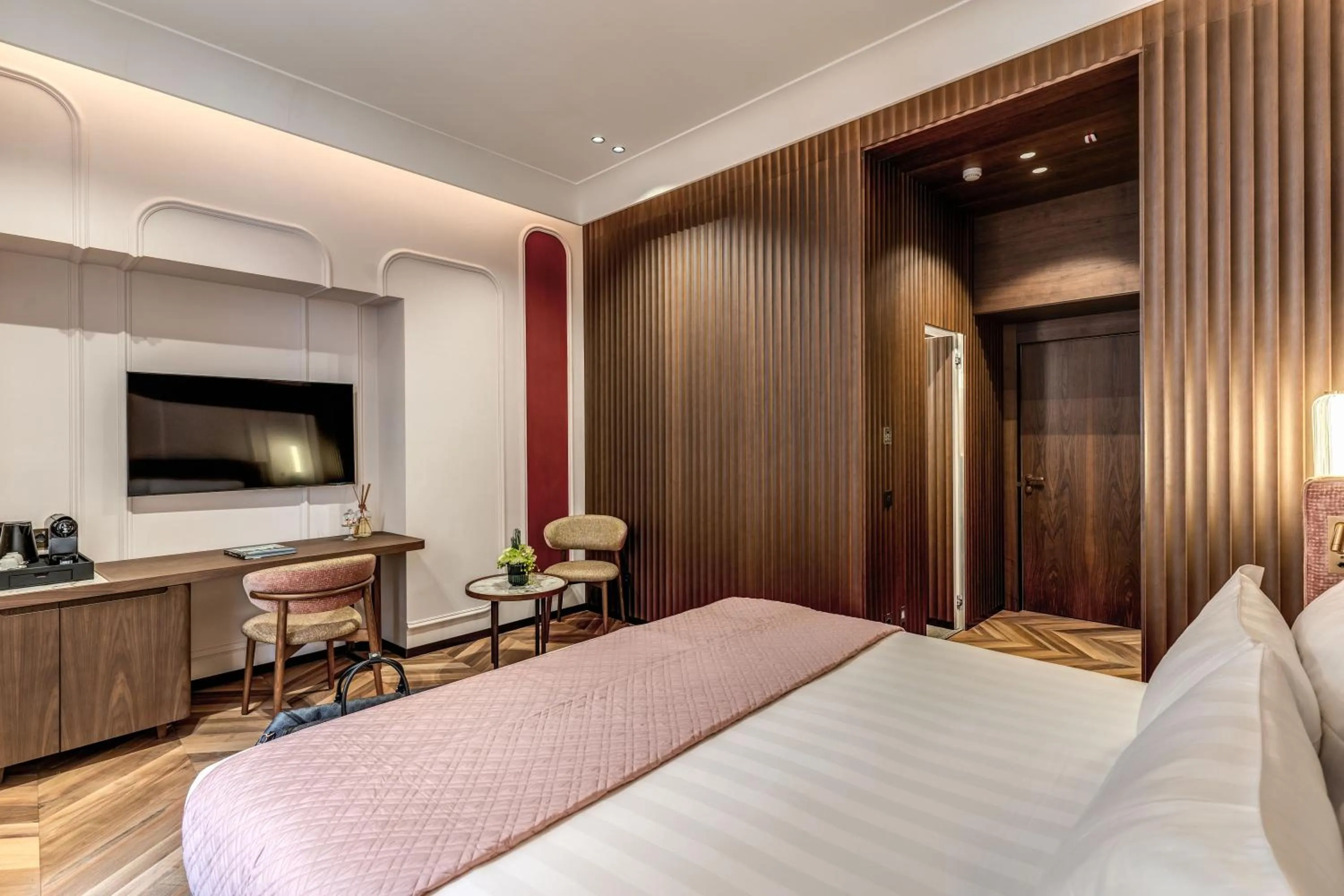 Photo of the whole room, Bed in THE STEPS Hotel - by Eitch Collection