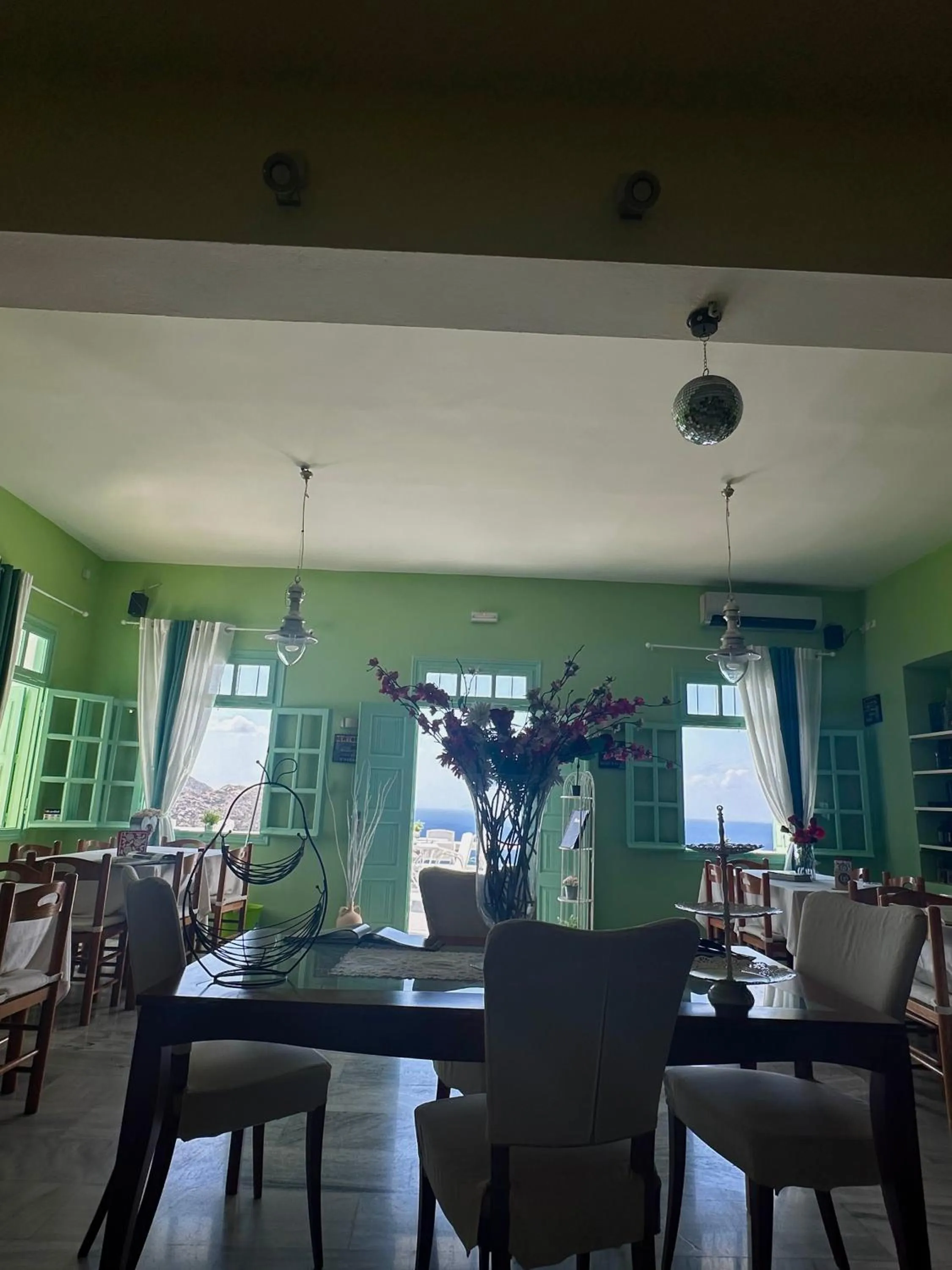 Restaurant/places to eat in Hotel Petradi