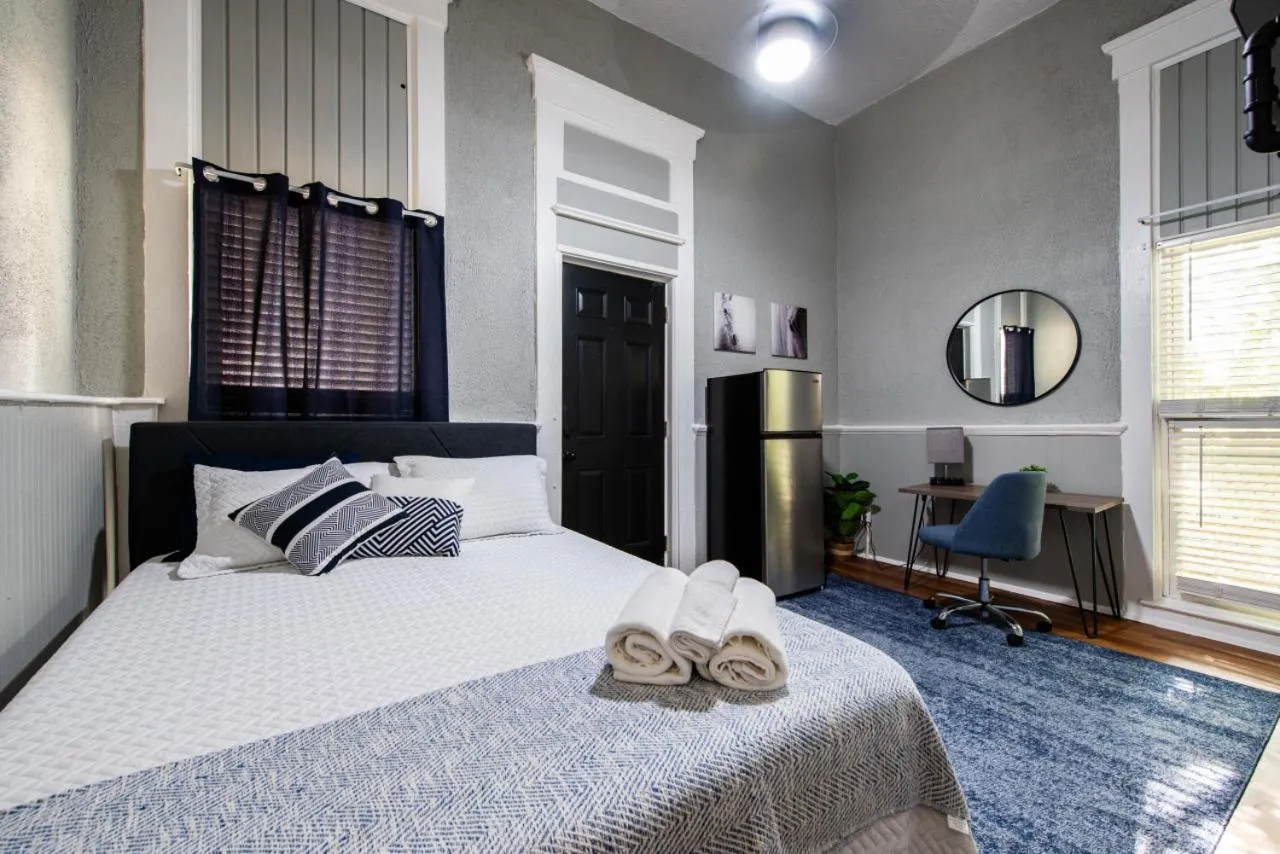 Bed in Suite near downtown Louisville, KY - Suite IV