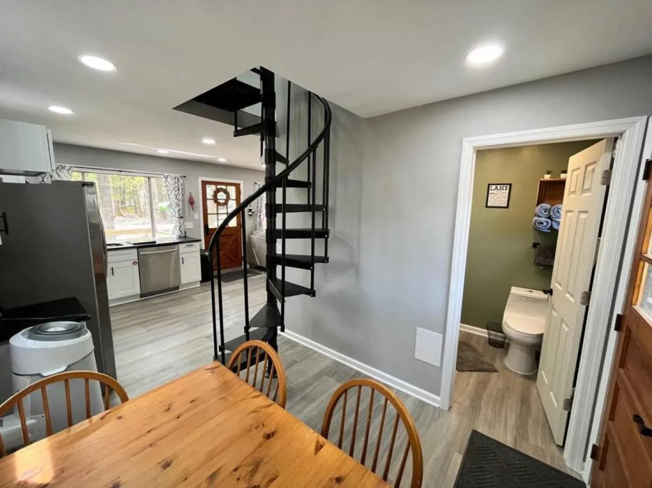 Dining area in Wally's Cottage