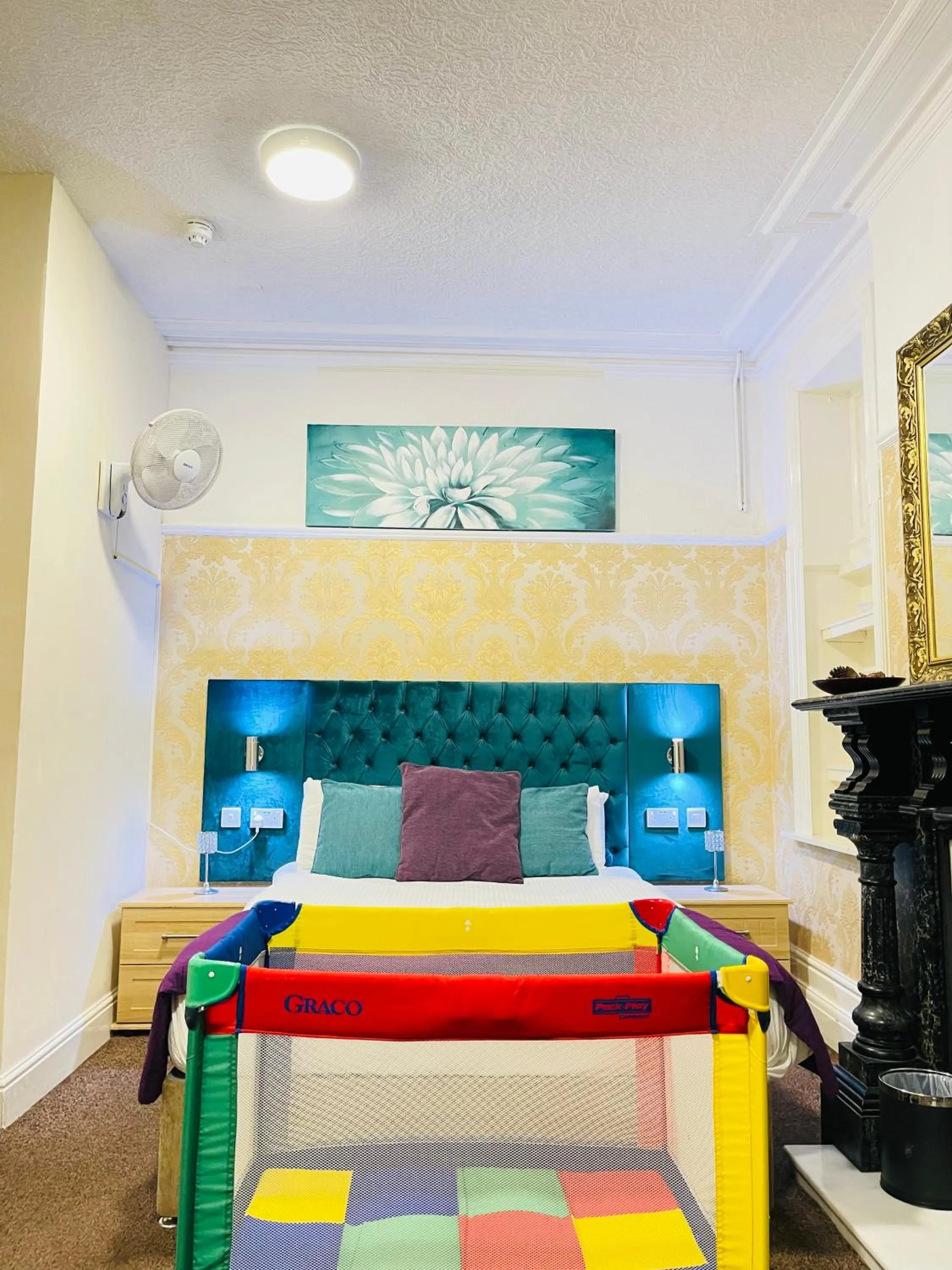 Bed in Trivelles Park Hotel