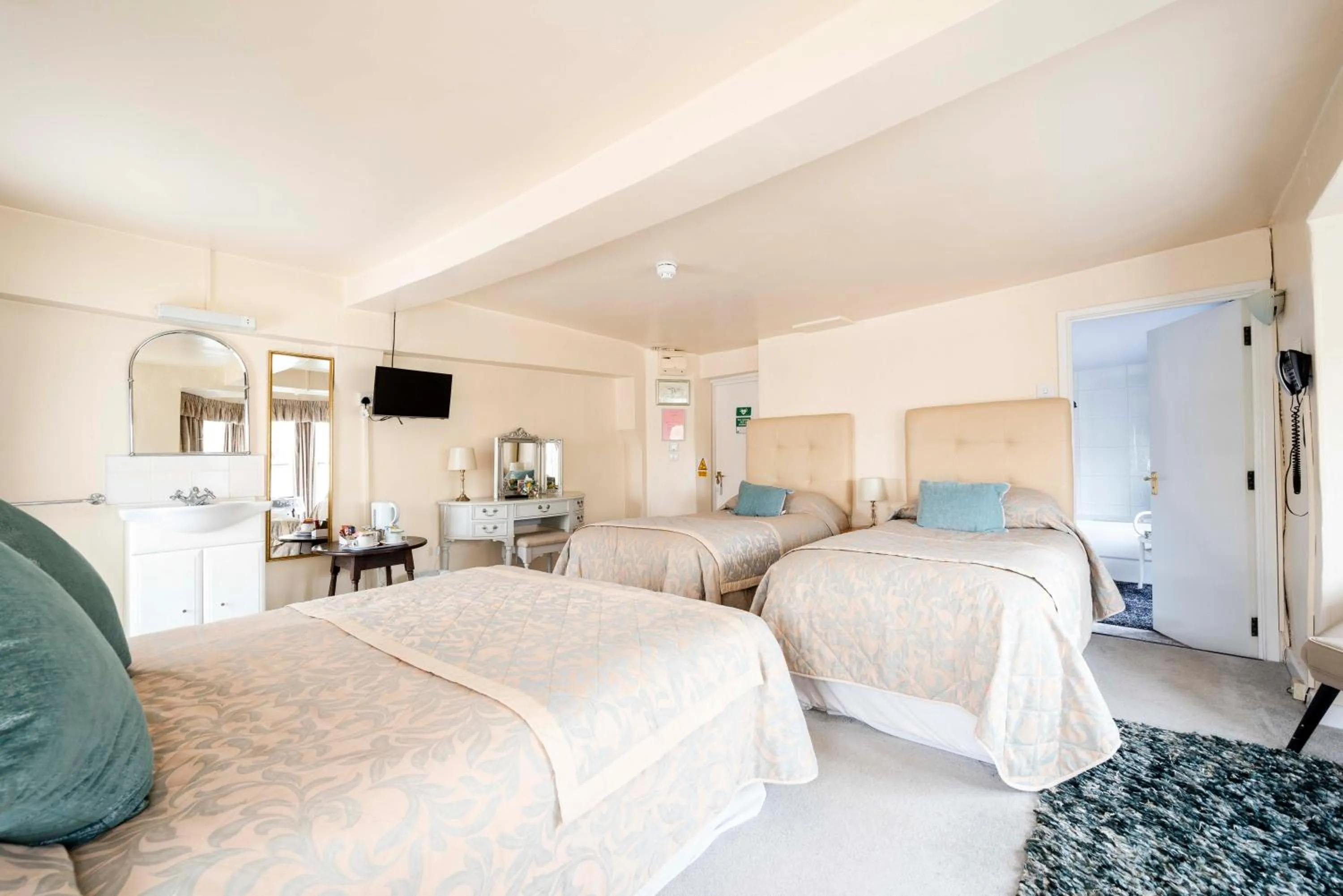 Family Room (2 Adults + 2 Children) in Gaskell Arms