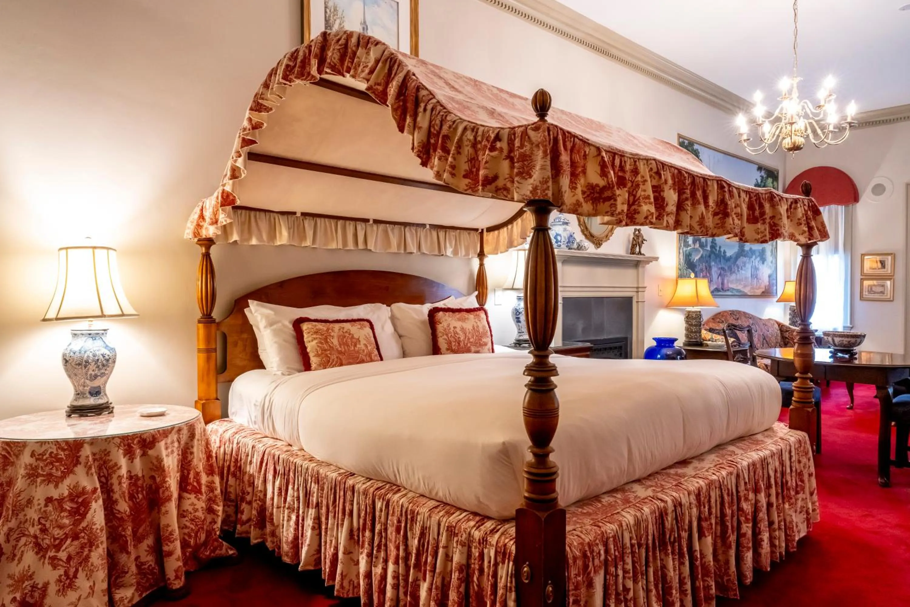 Seating area, Bed in Francis Malbone House