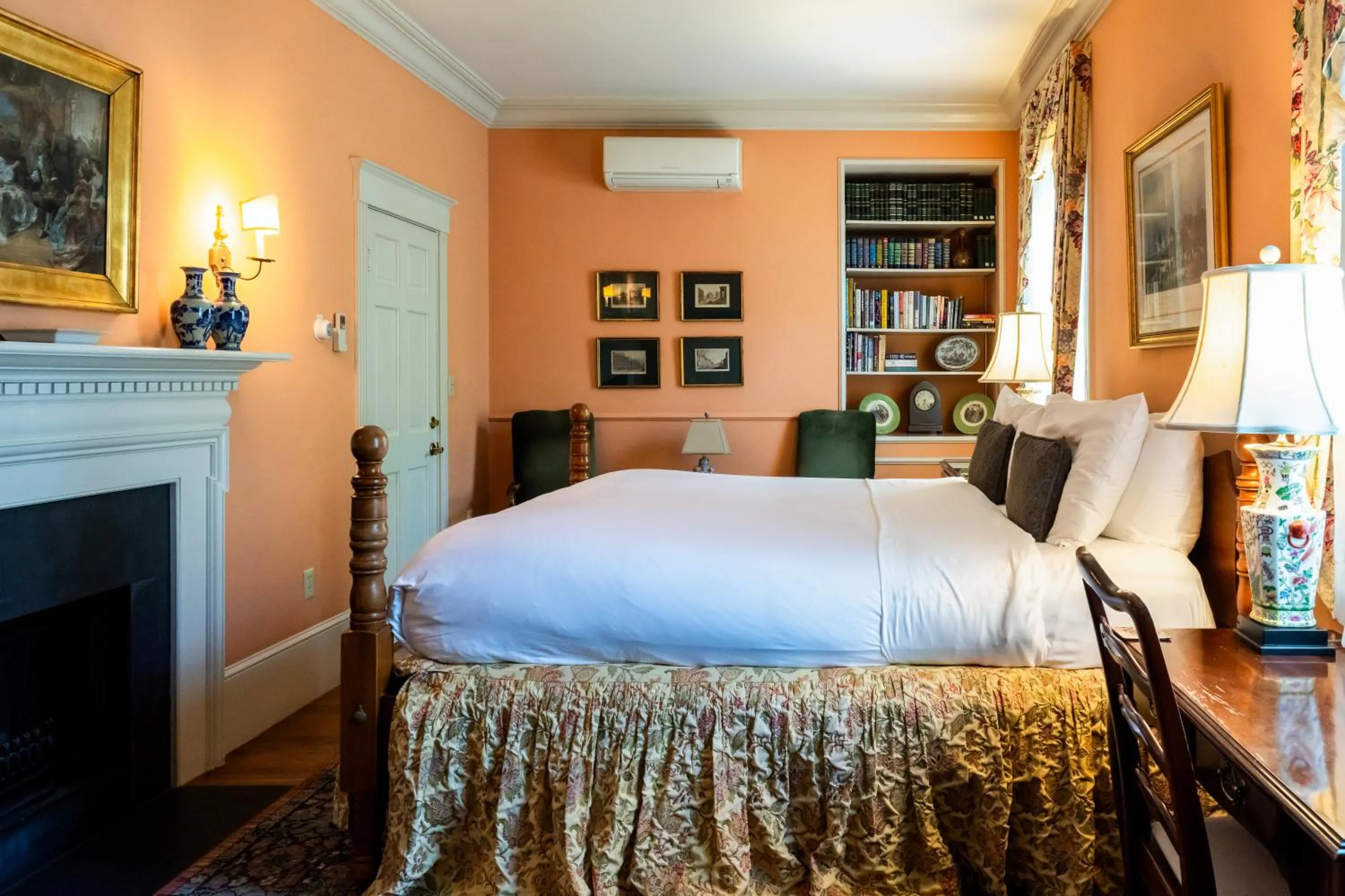 Seating area, Bed in Francis Malbone House