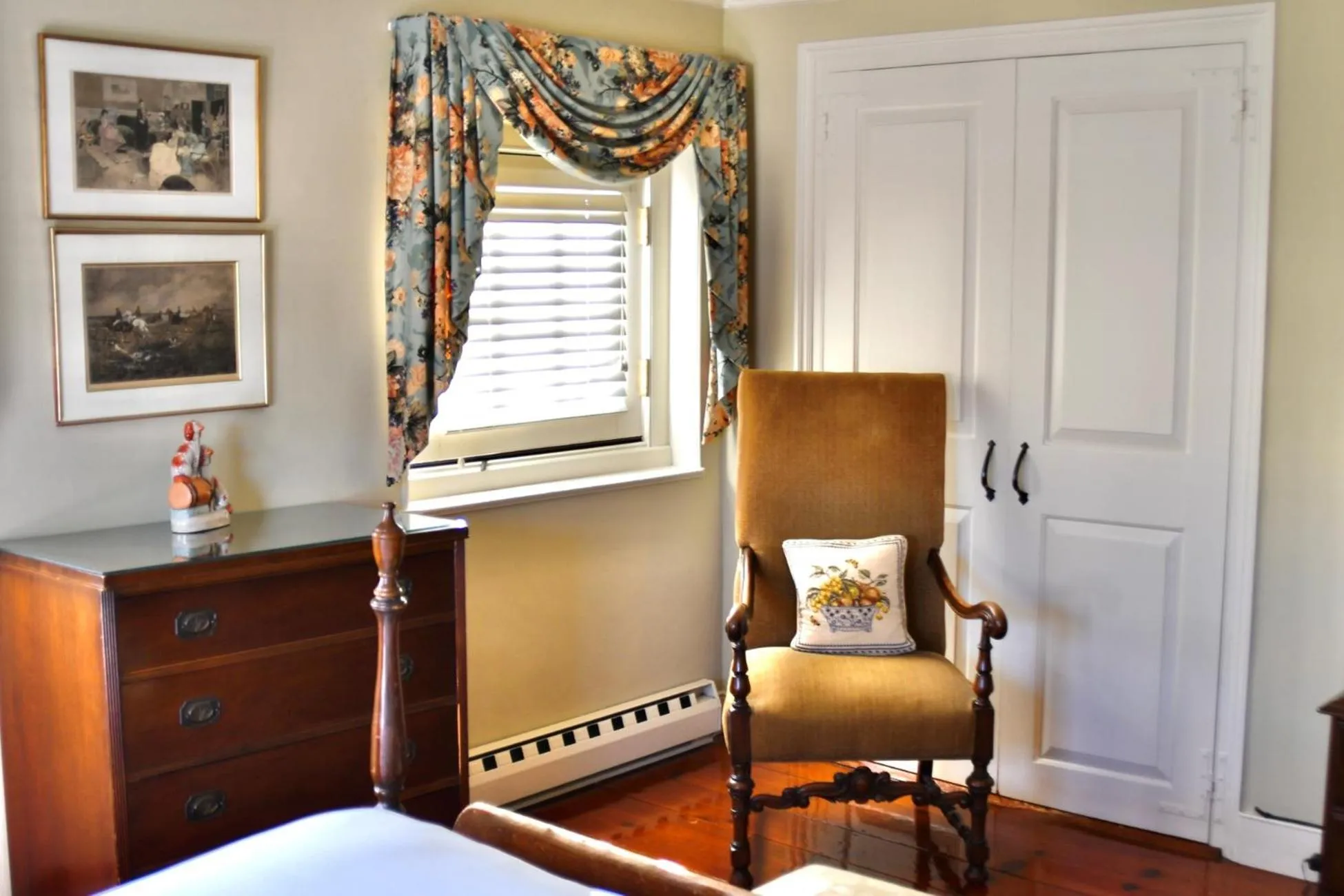 Seating area, Bed in Francis Malbone House