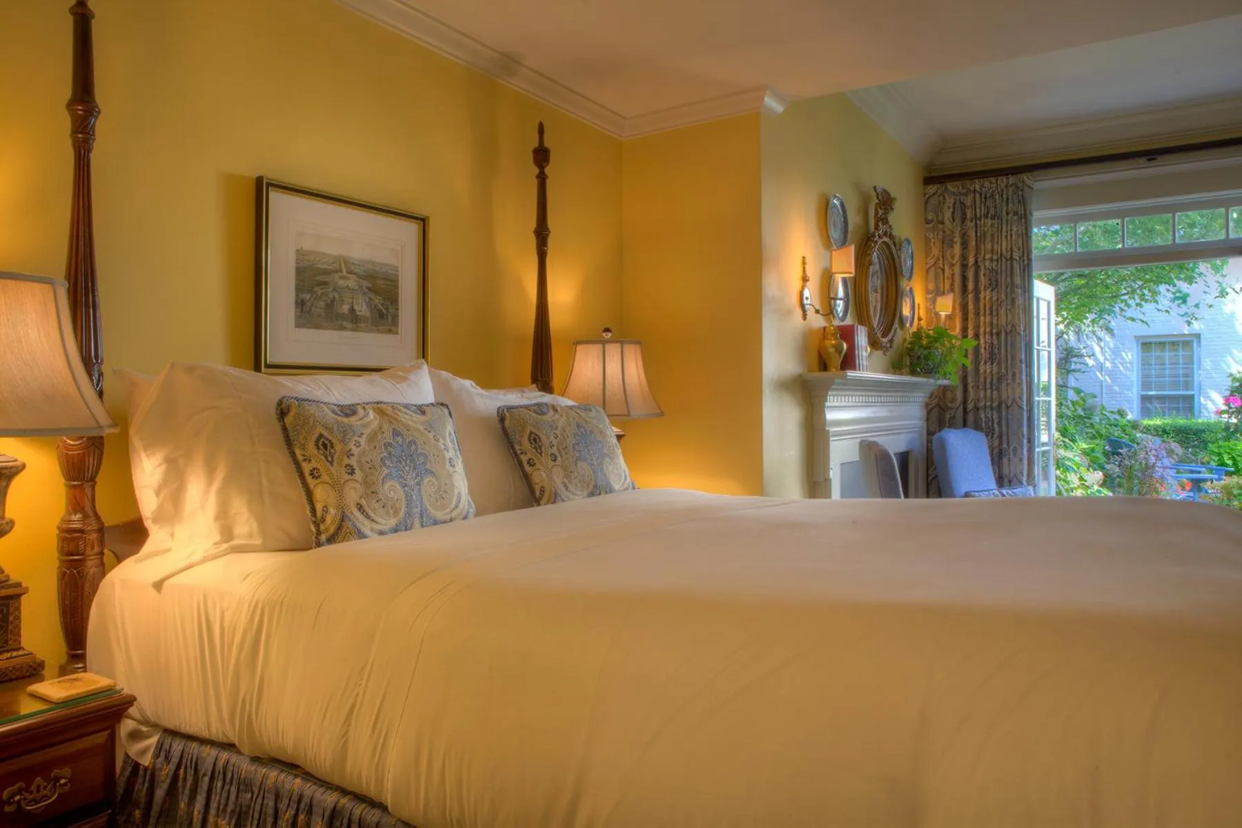 Photo of the whole room, Bed in Francis Malbone House