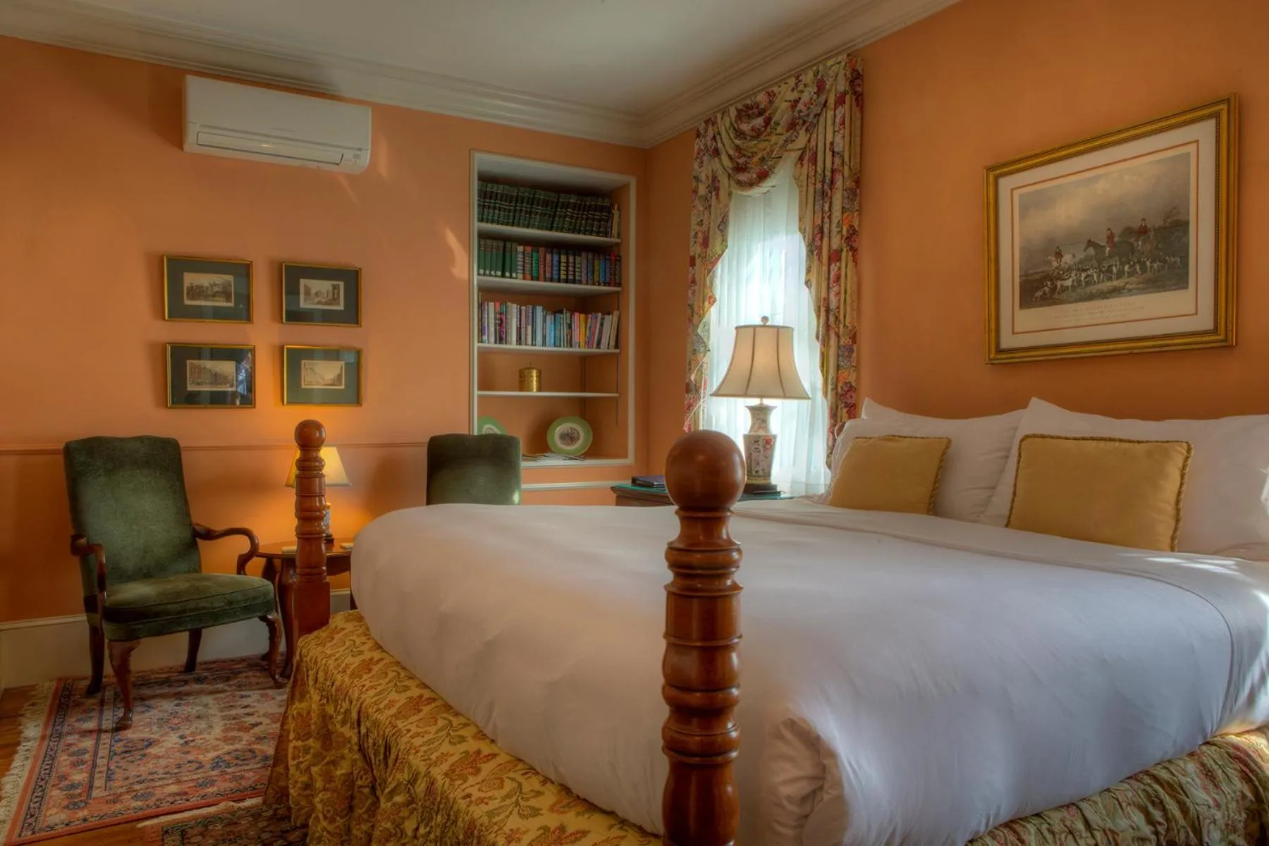 Photo of the whole room, Bed in Francis Malbone House