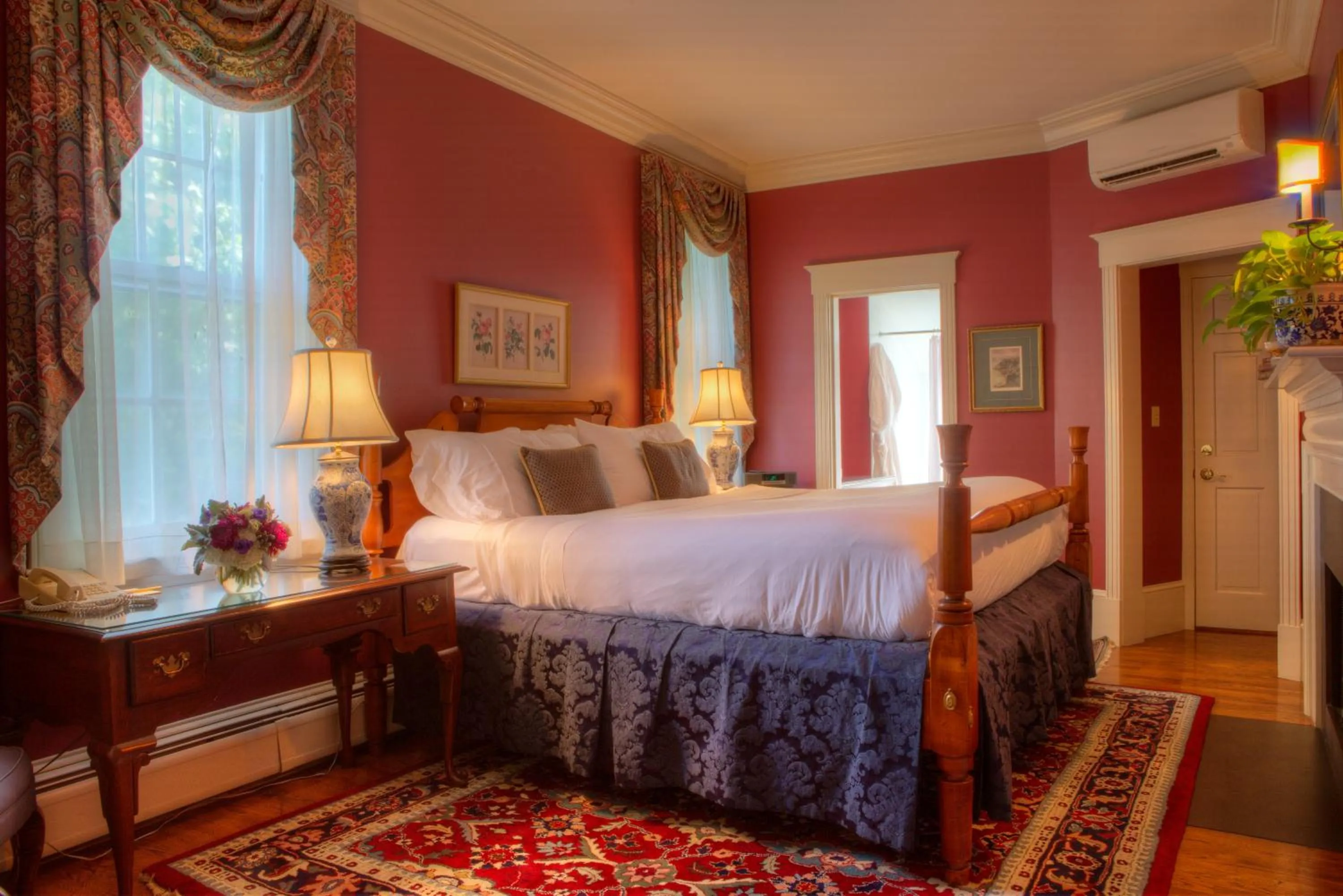 Photo of the whole room, Bed in Francis Malbone House