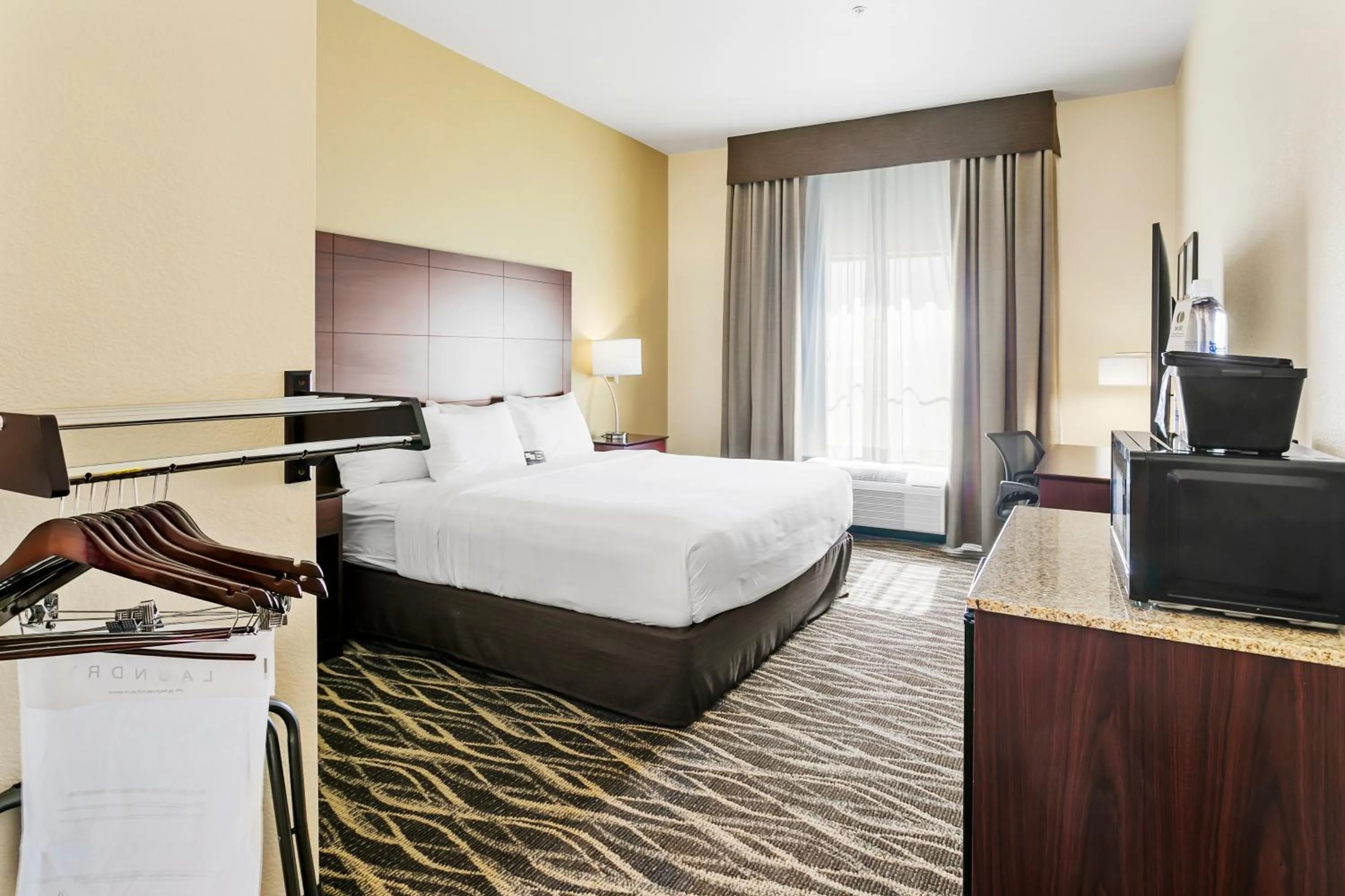 Bed in Cobblestone Hotel & Suites - Wickenburg