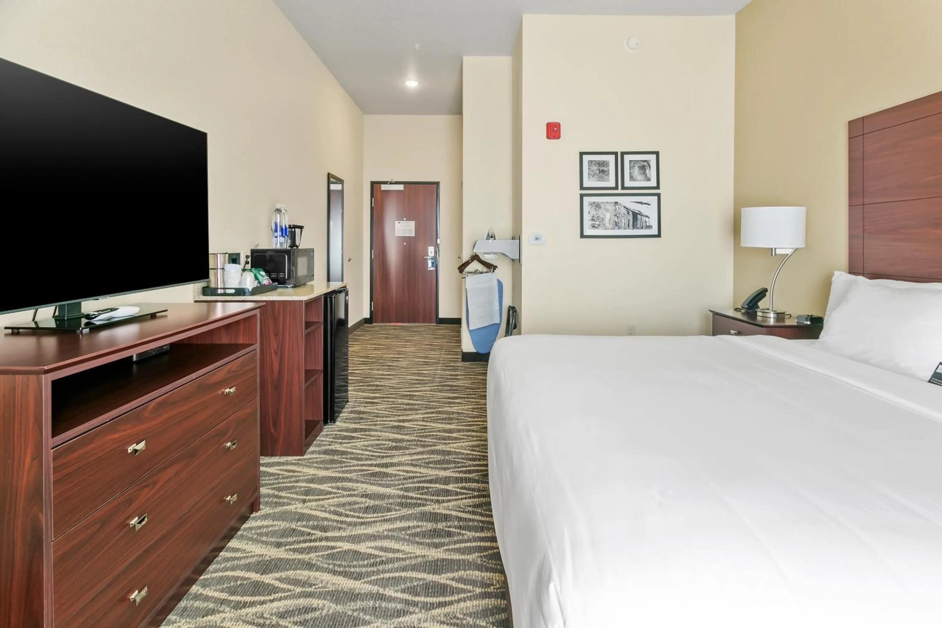 Bed in Cobblestone Hotel & Suites - Wickenburg