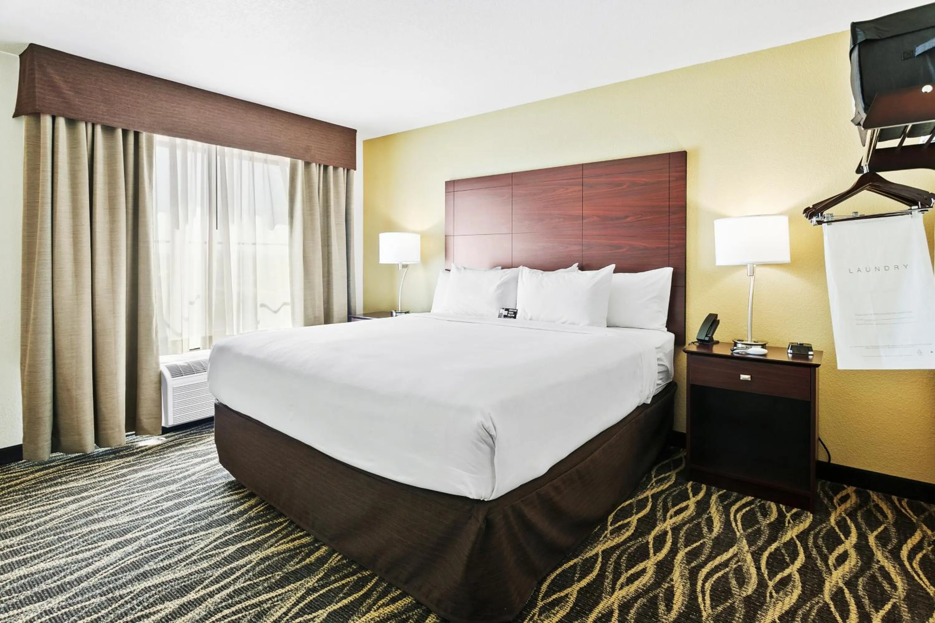 Bed in Cobblestone Hotel & Suites - Wickenburg