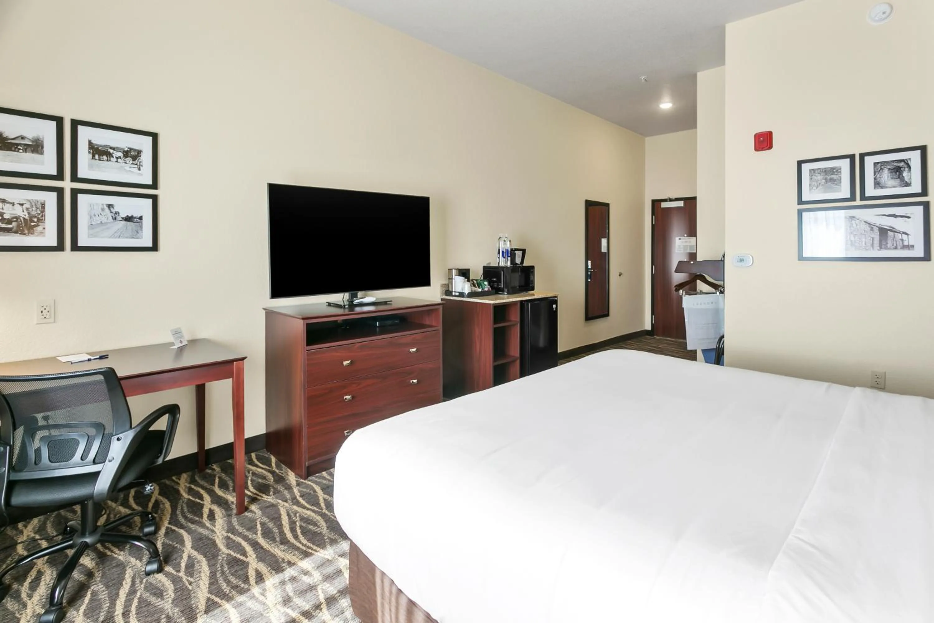 Bed in Cobblestone Hotel & Suites - Wickenburg